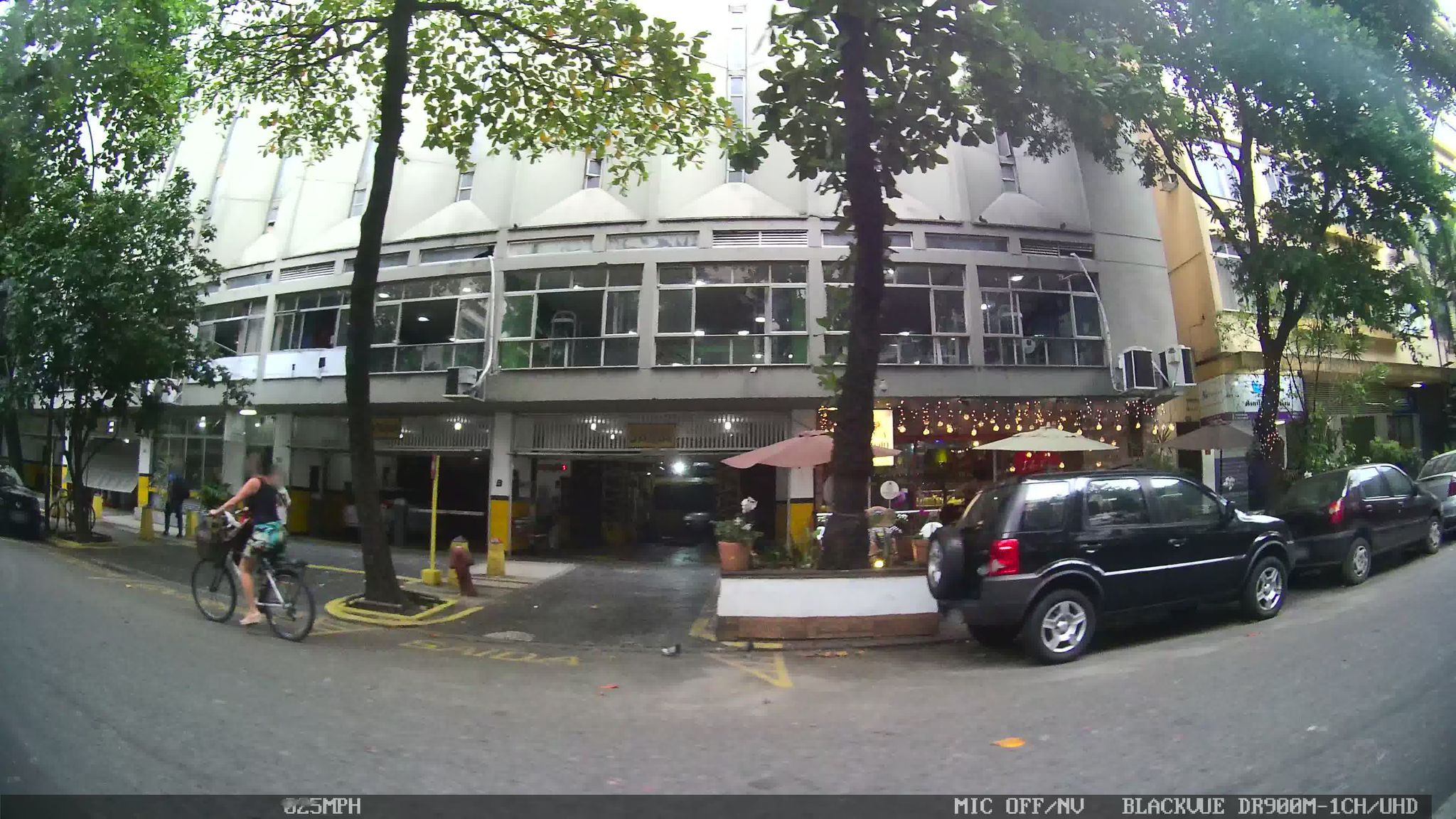 Street-level view near Edifício da Praça, Copacabana