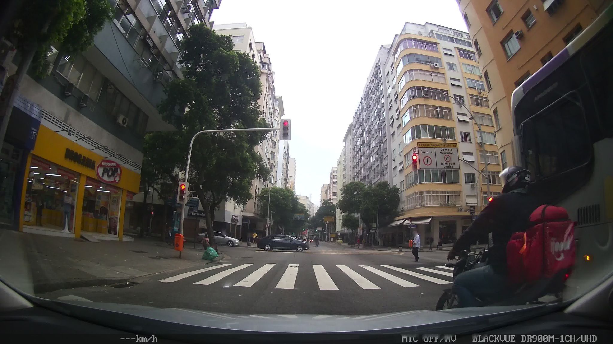 Street-level view near Edifício Dakota, Copacabana