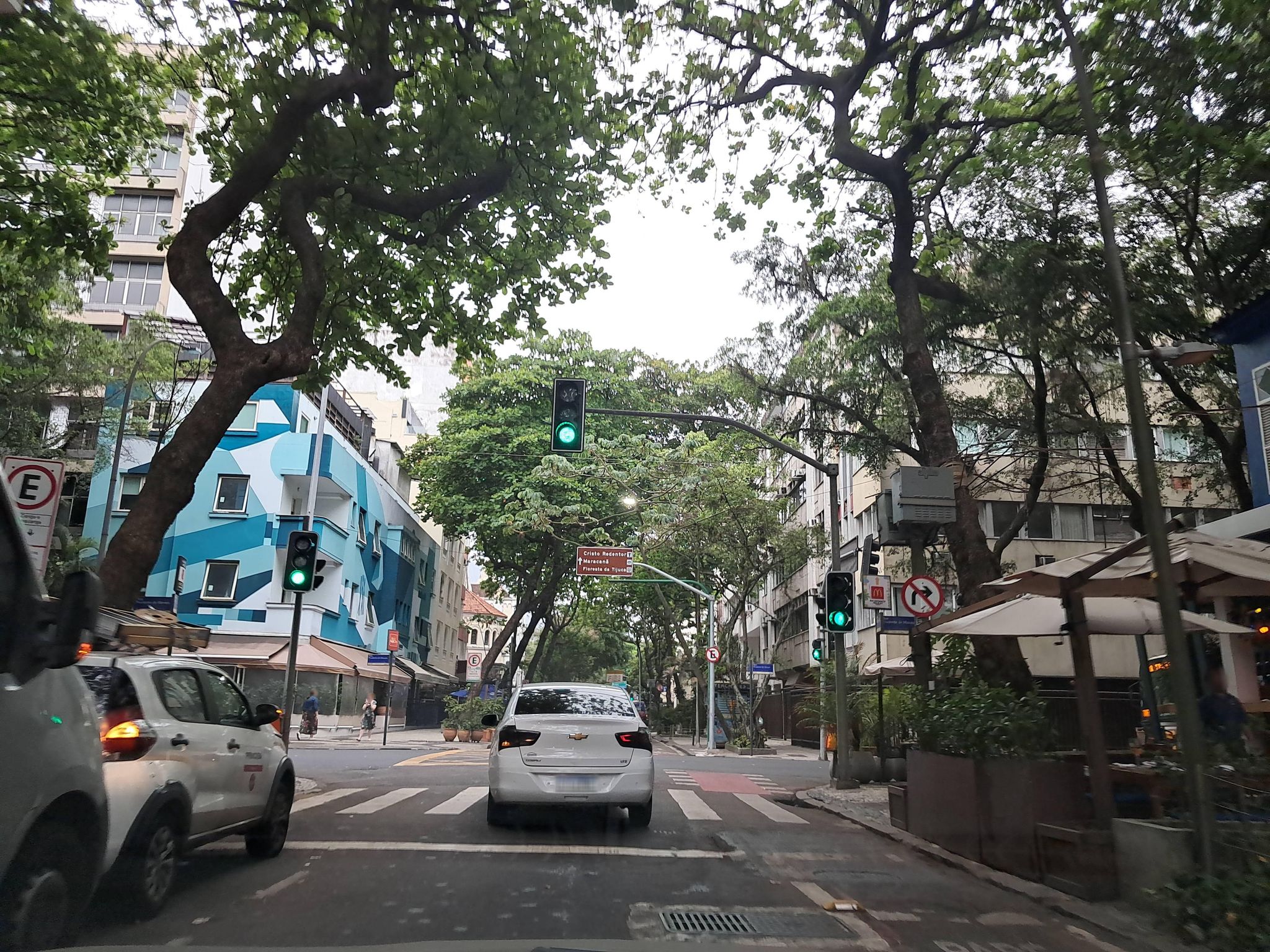 Street-level view near Edifício Dália, Ipanema