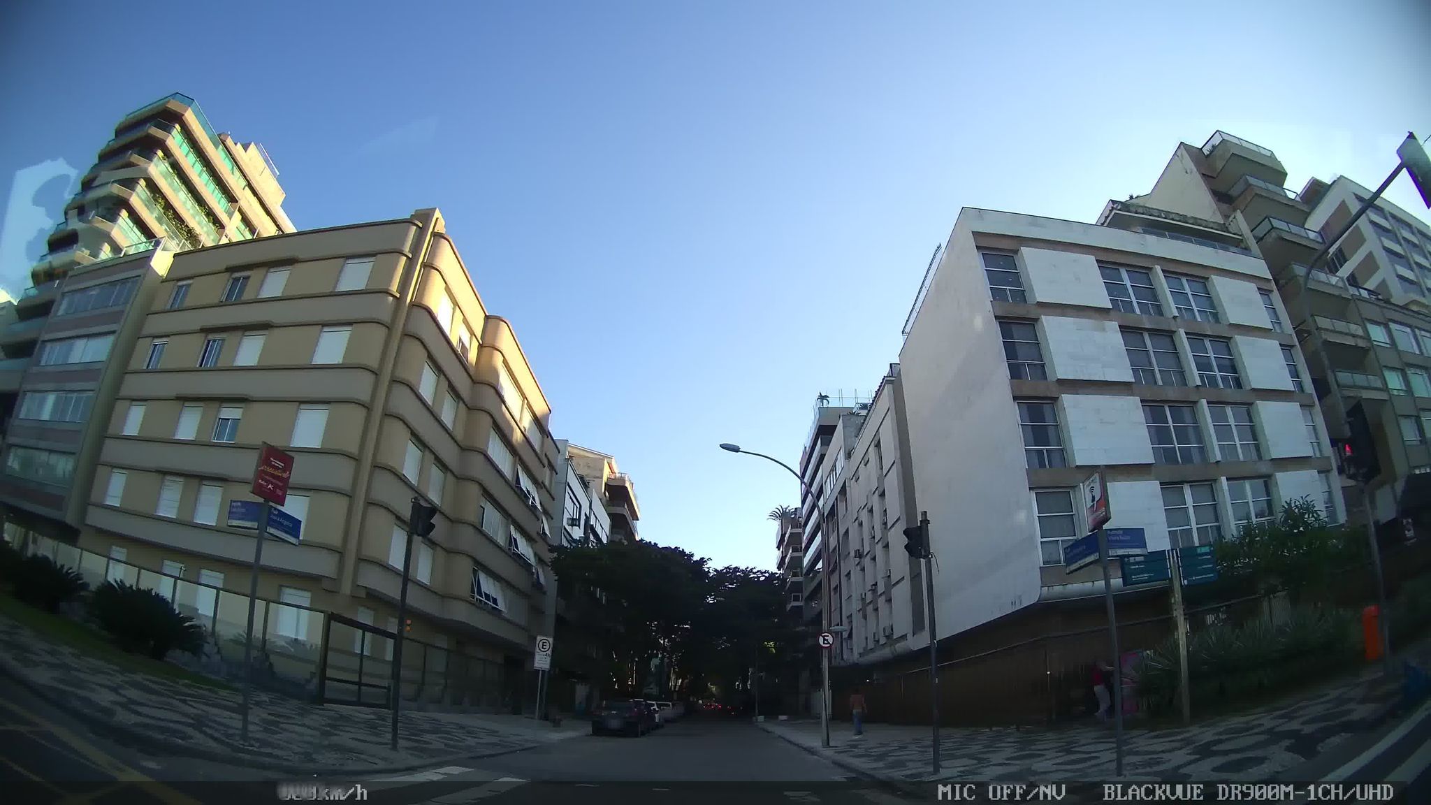 Street-level view near Edifício Dallas, Ipanema
