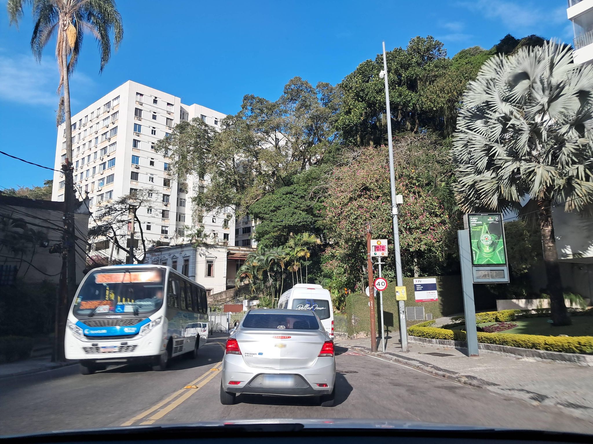 Street-level view near Edifício Daniel Maclise, Laranjeiras