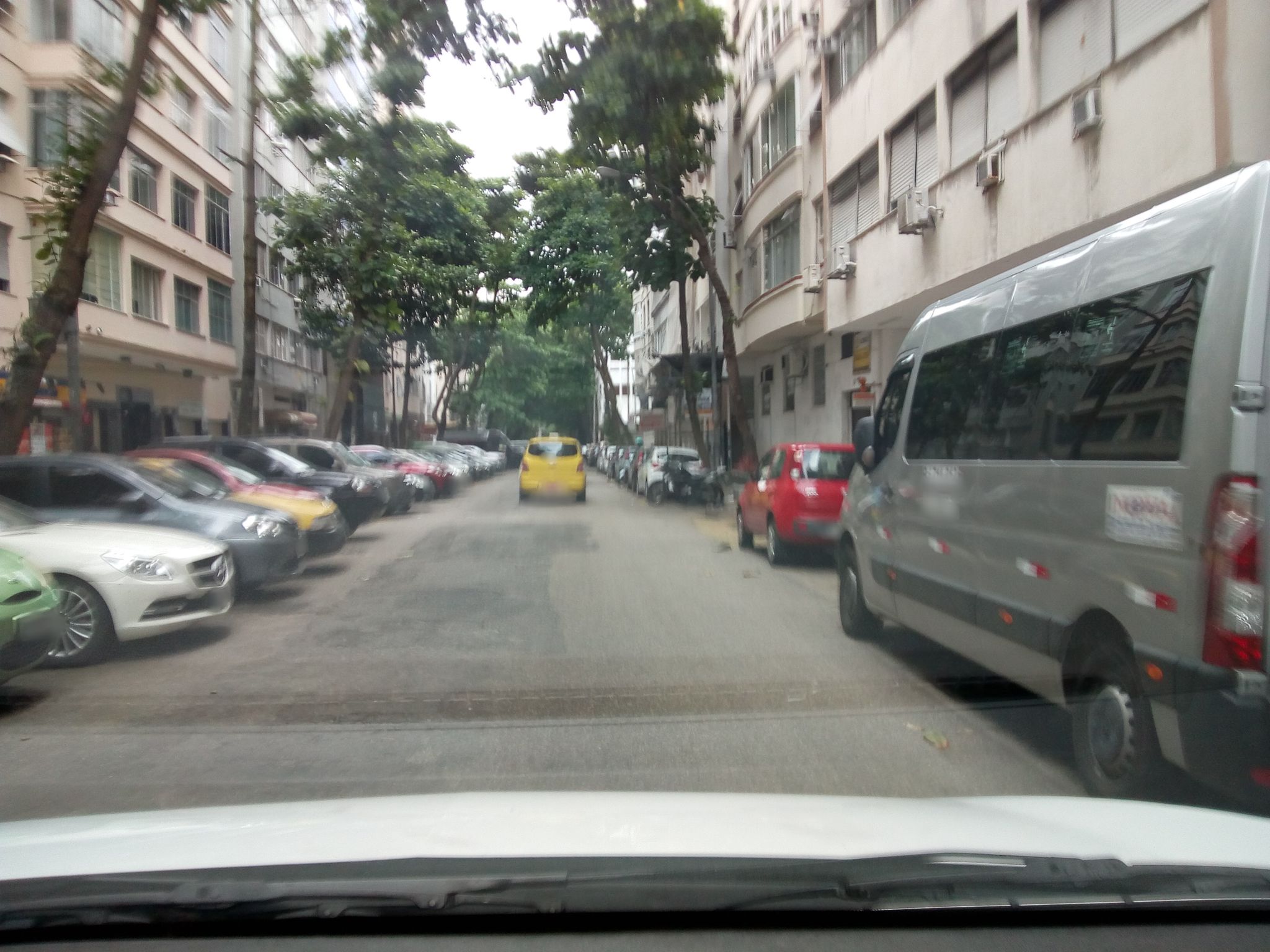 Street-level view near Edíficio Danielli Shirley, Leme