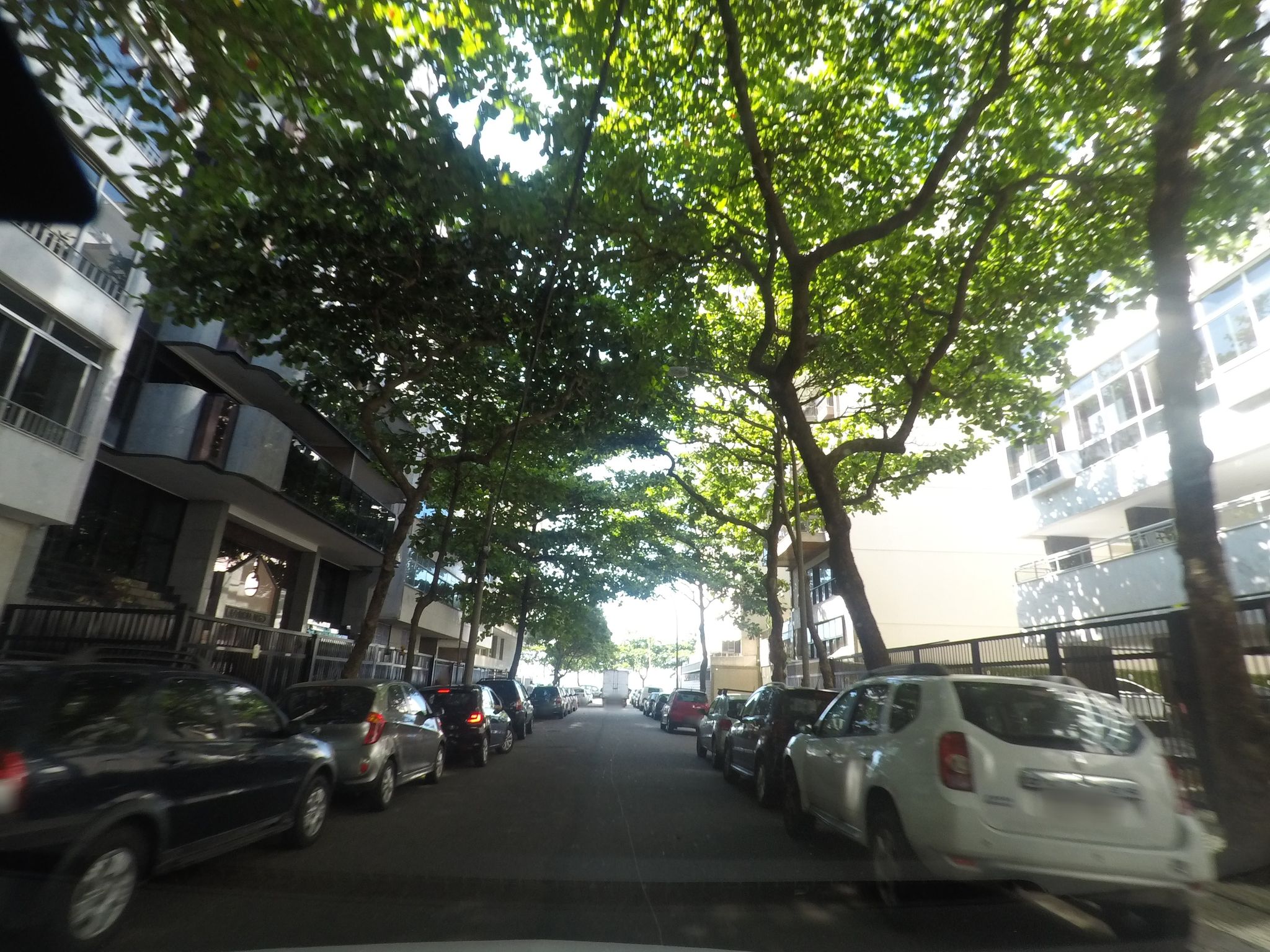 Street-level view near Edifício Daphne, Leblon