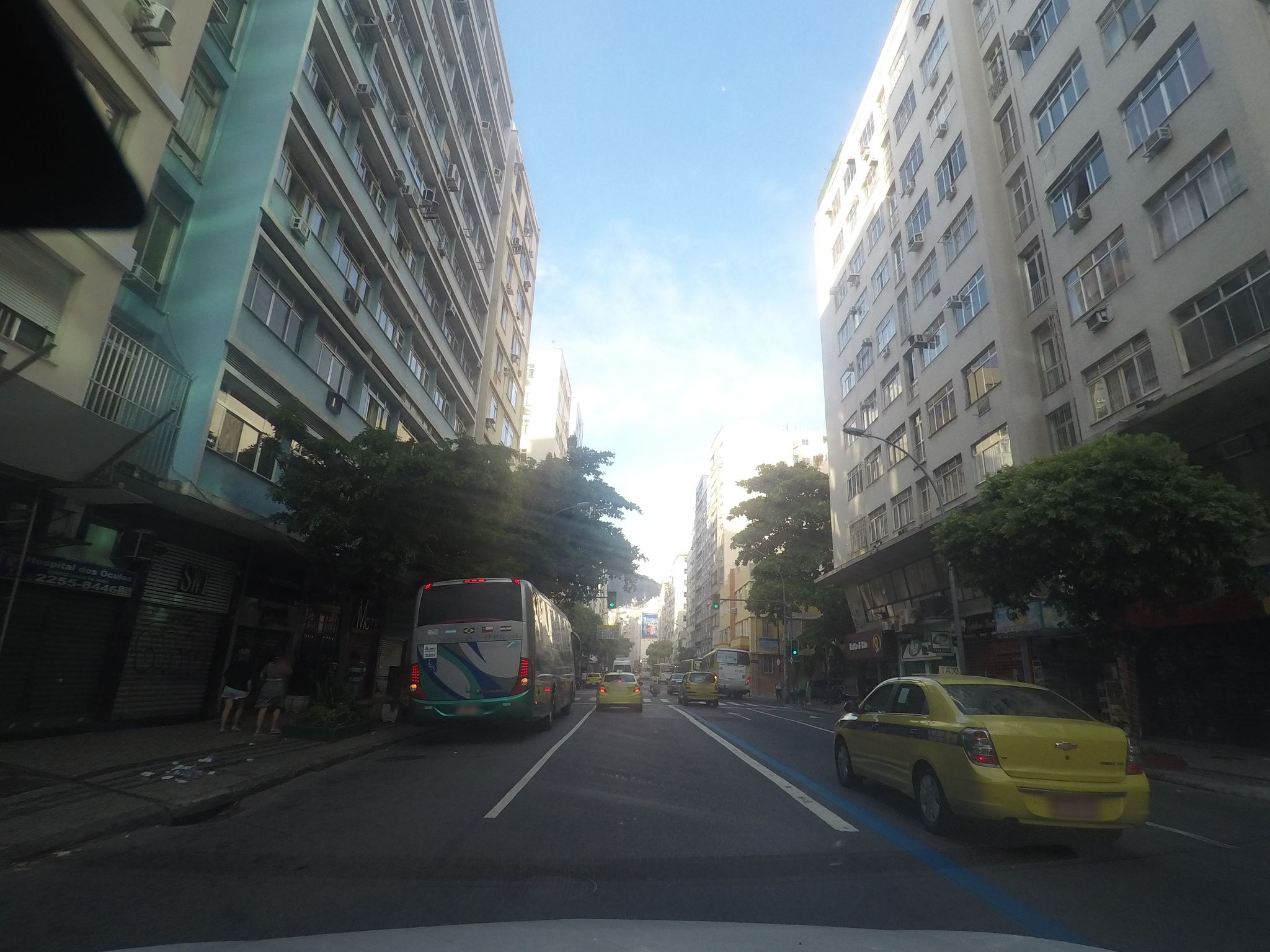 Street-level view near Edifício Darisar, Copacabana