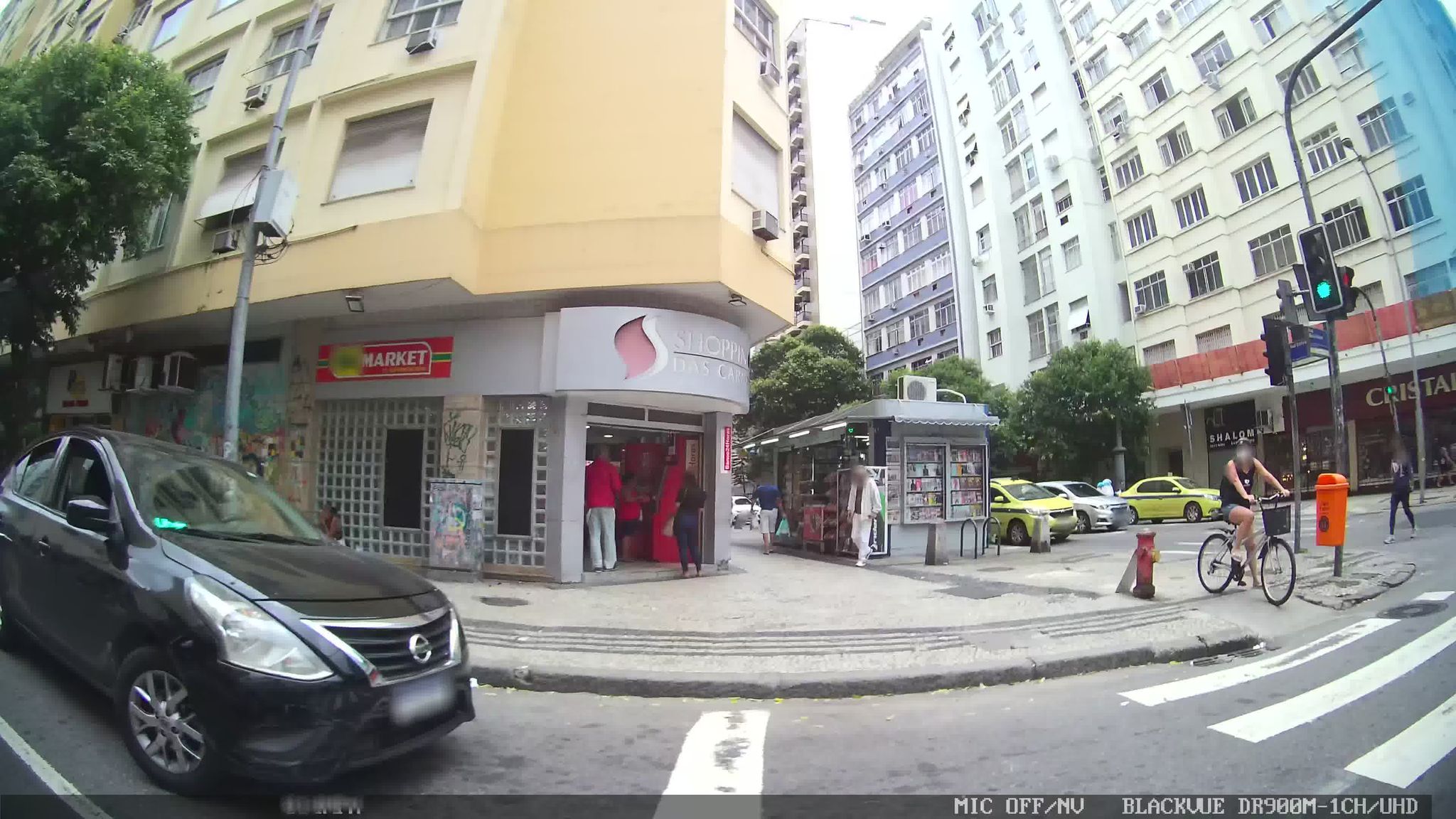 Street-level view near Edifício Darlington, Copacabana