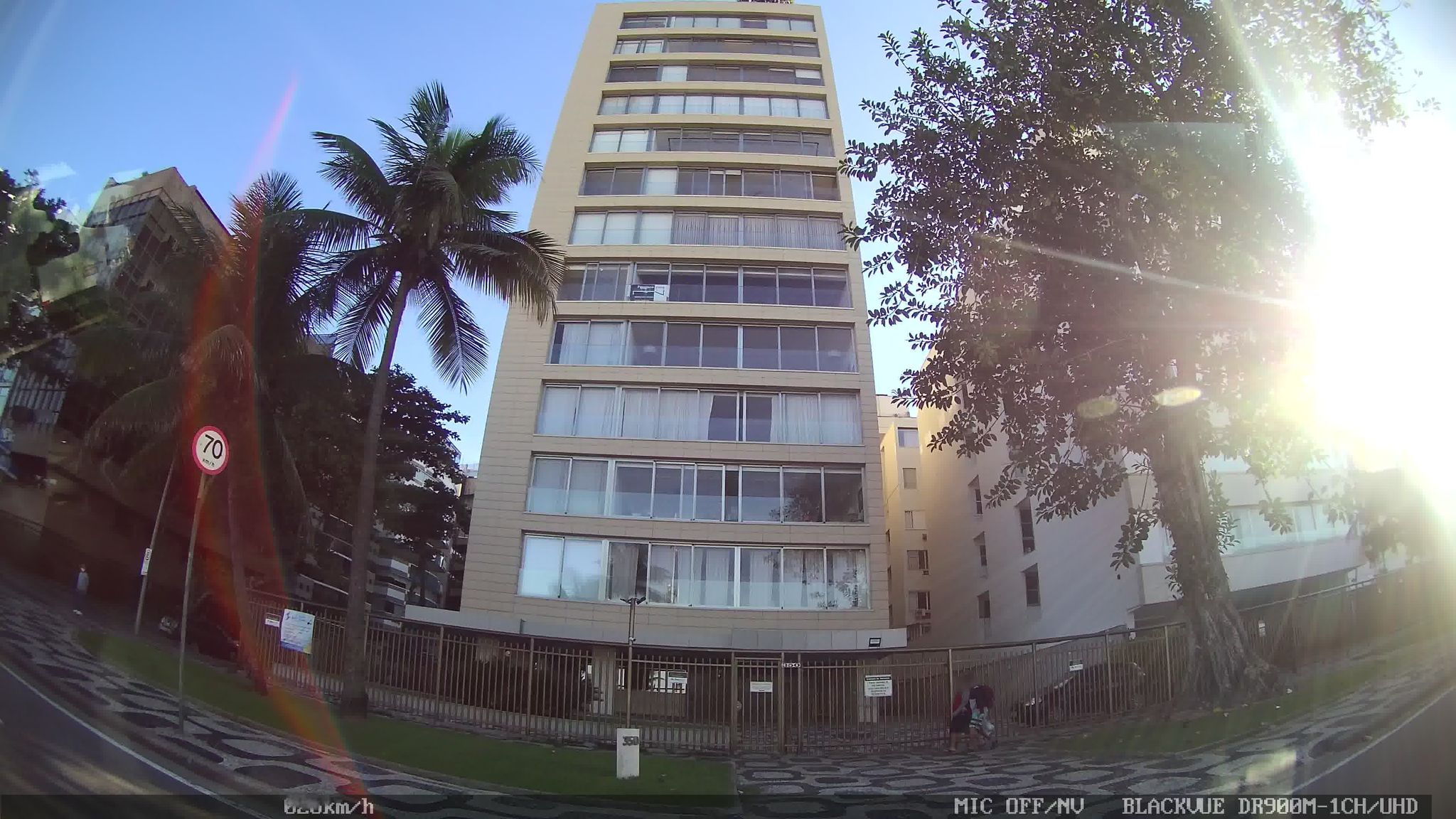 Street-level view near Edifício Daytona, Leblon