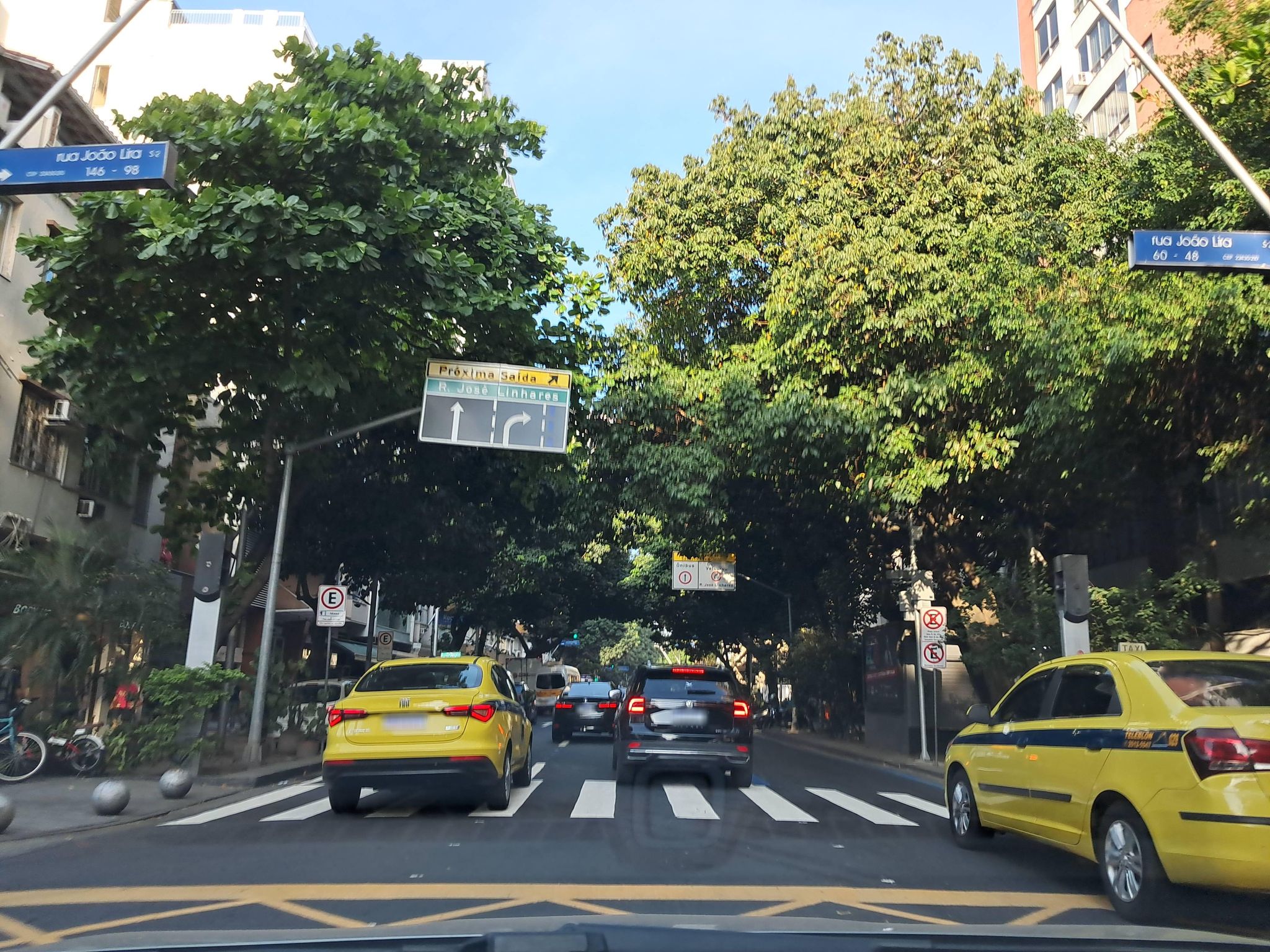 Street-level view near Edifício de Labretagne, Leblon