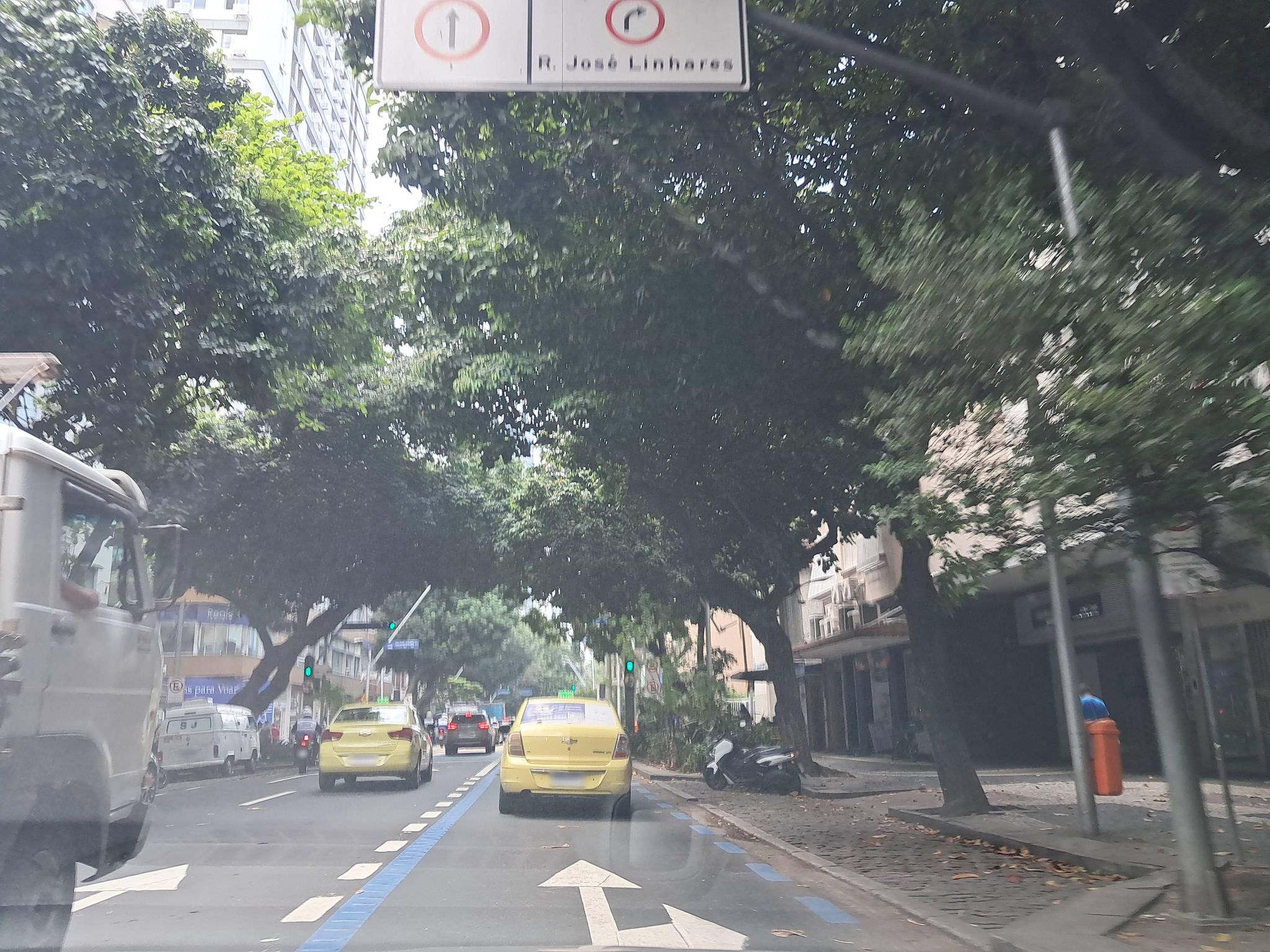 Street-level view near Edifício Debora, Leblon