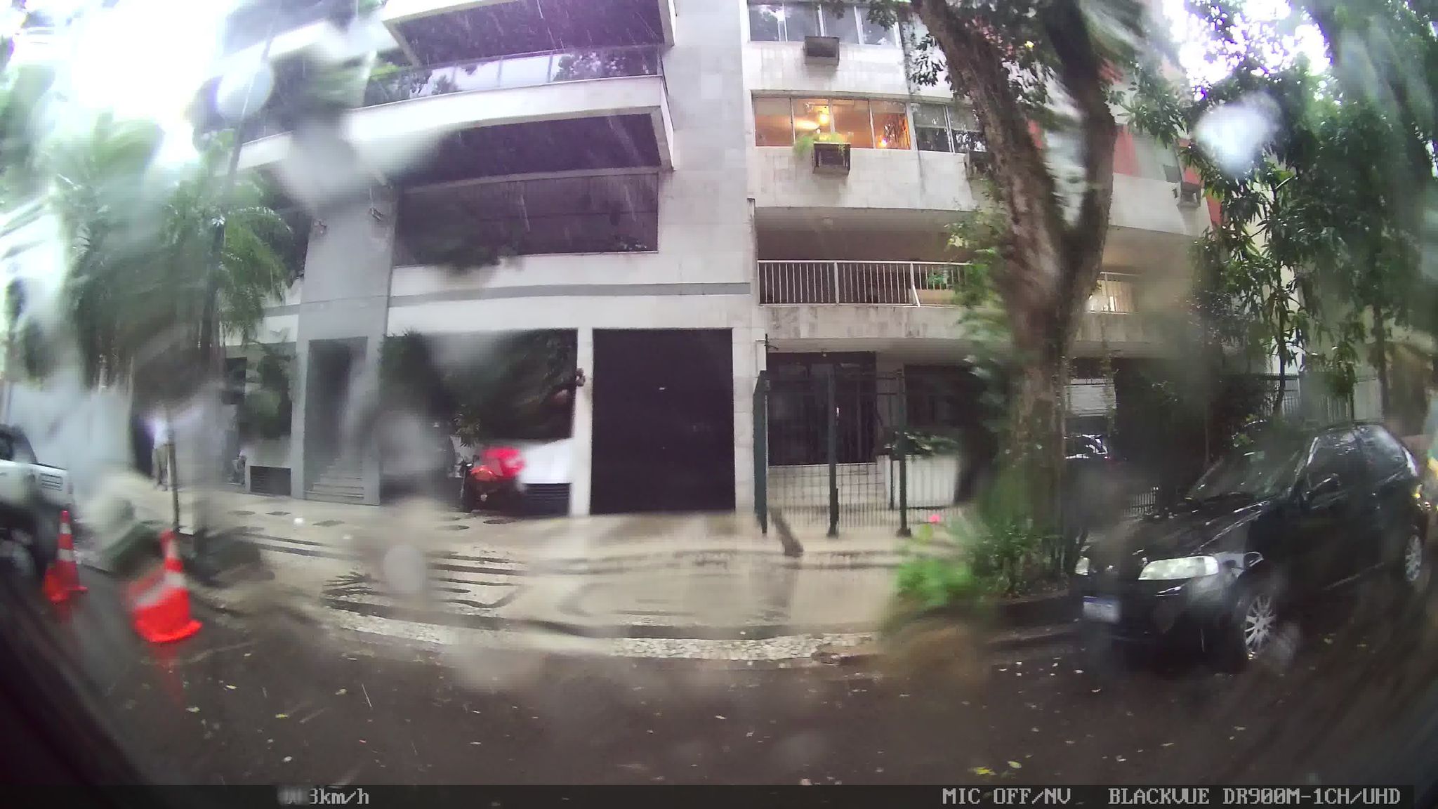 Street-level view near Edifício Deborah, Botafogo