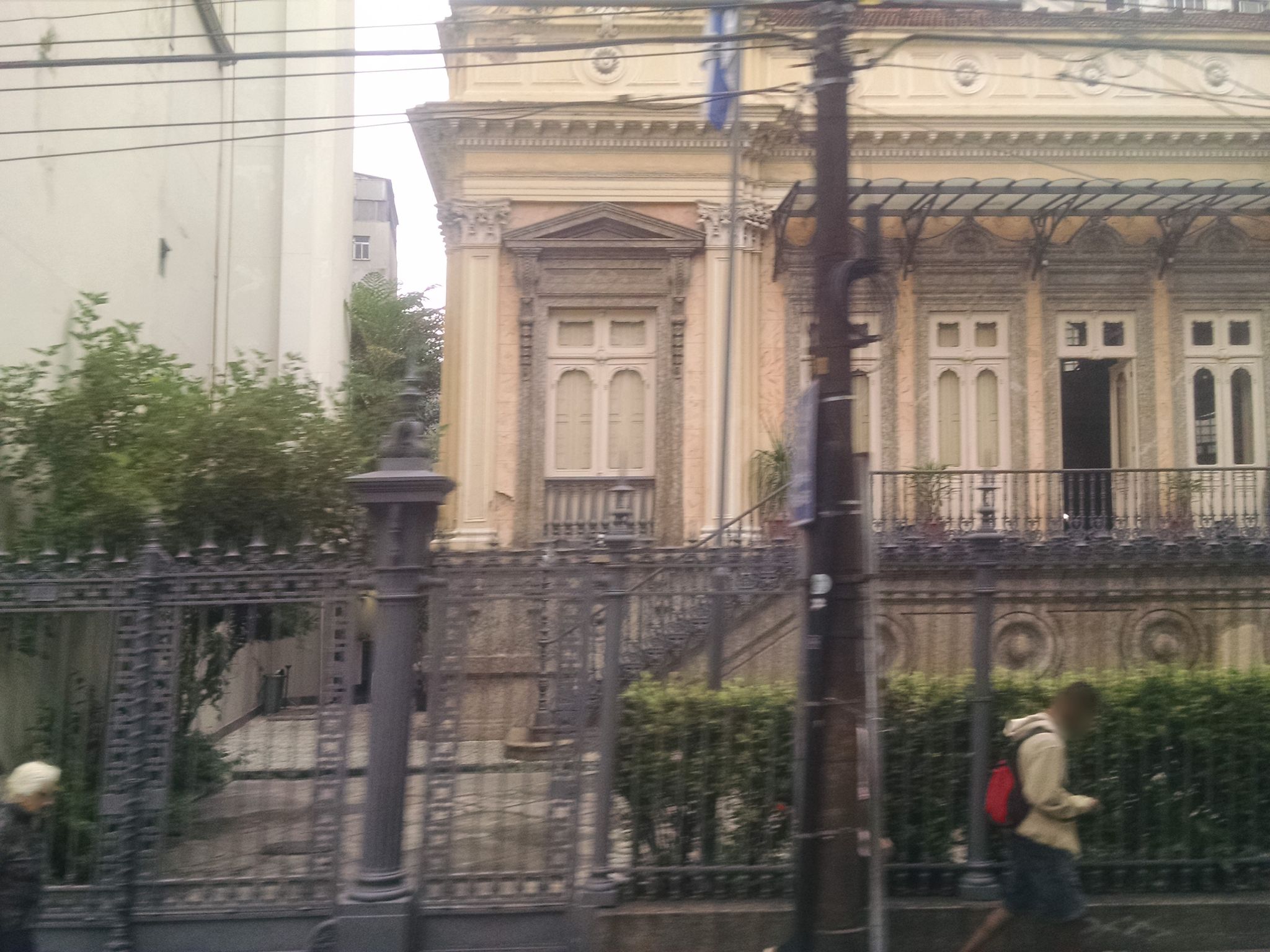 Street-level view near Edifício Del Costel, Botafogo