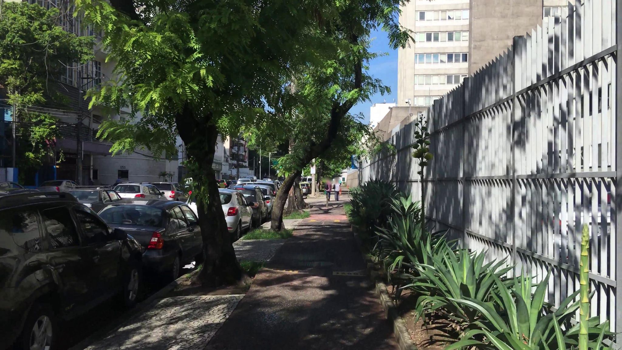 Street-level view near Edifício Del Genaral, Botafogo
