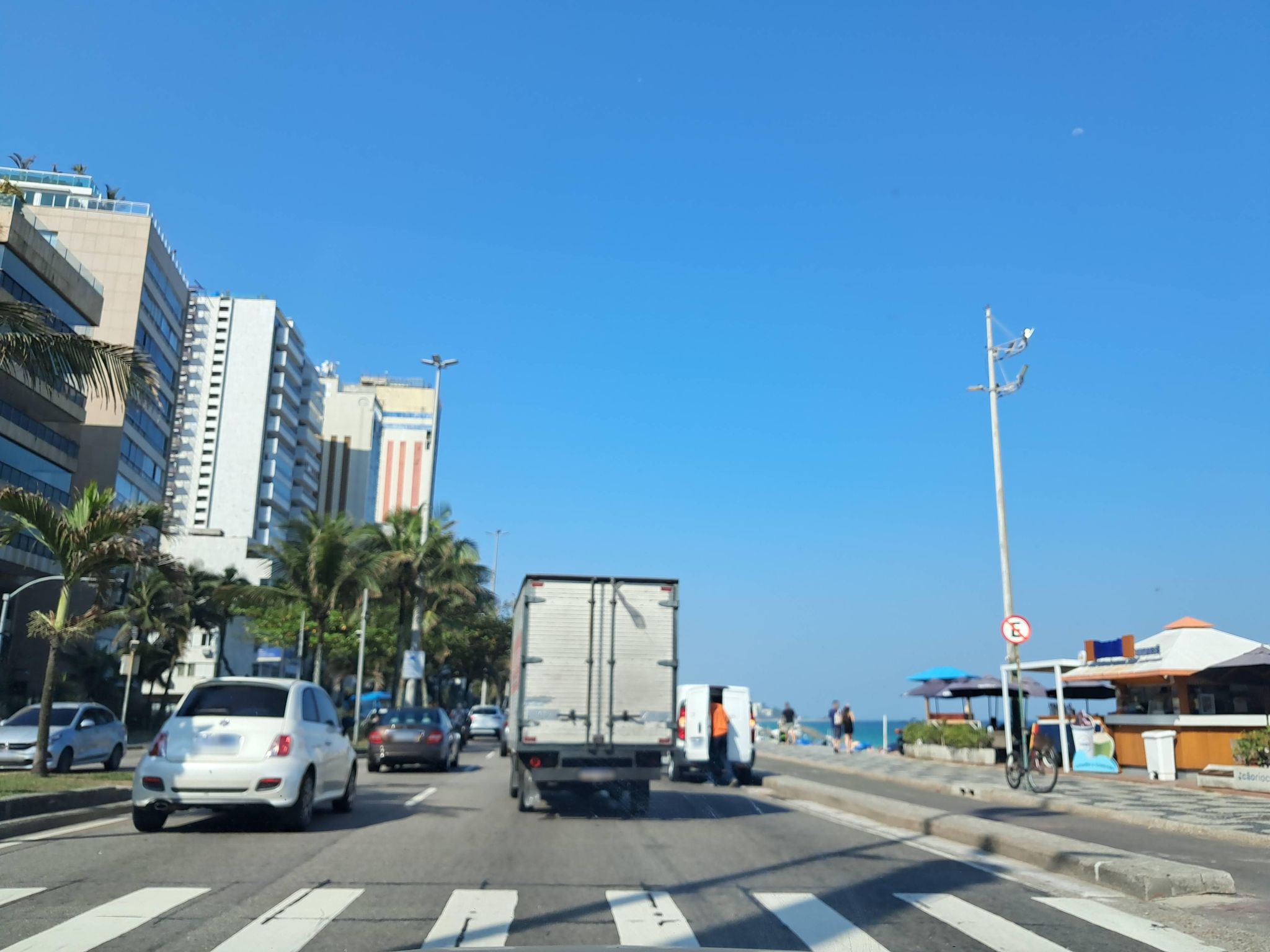 Street-level view near Edifício Delfim, Leblon