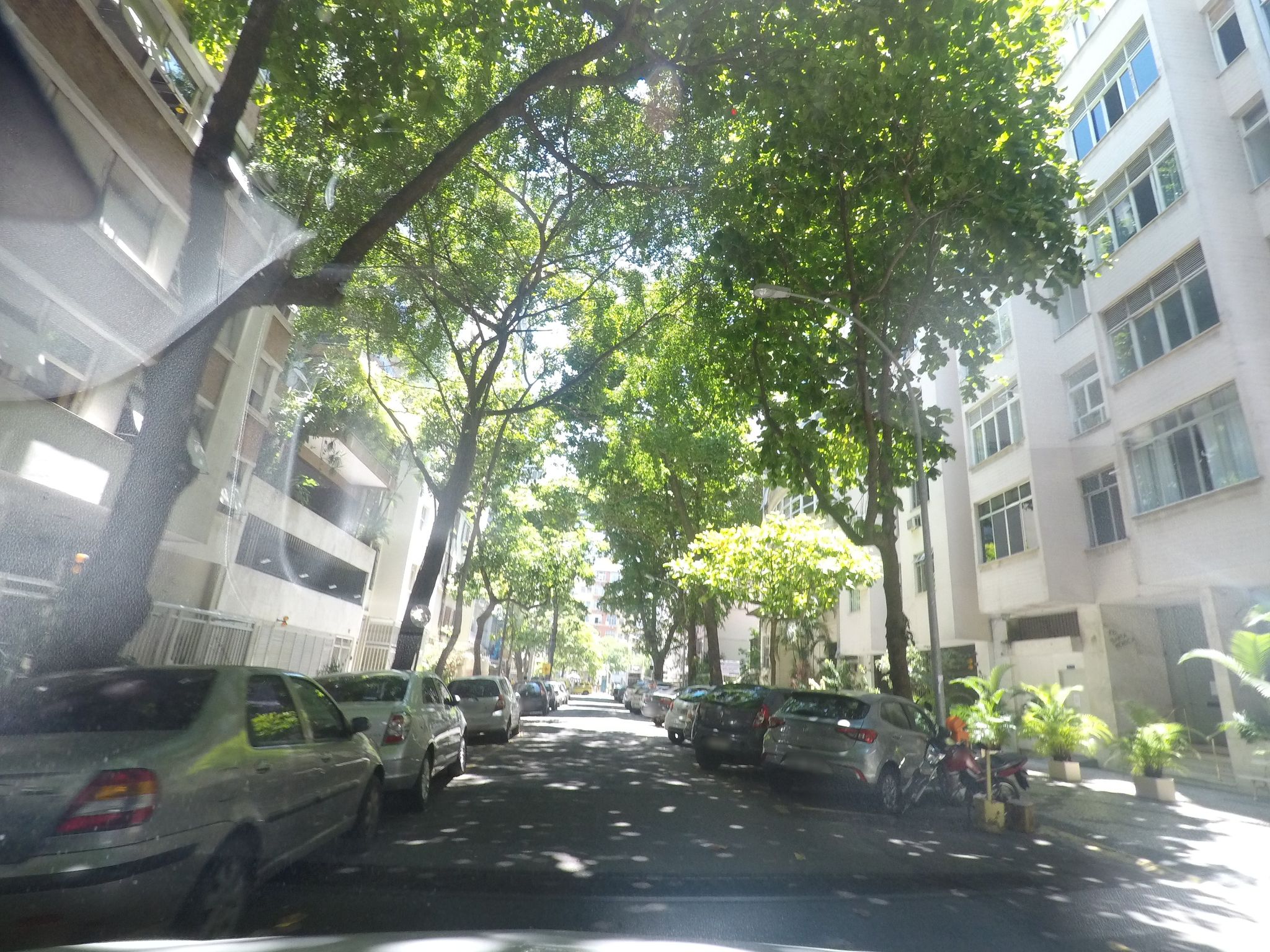 Street-level view near Edifício Delpos, Copacabana