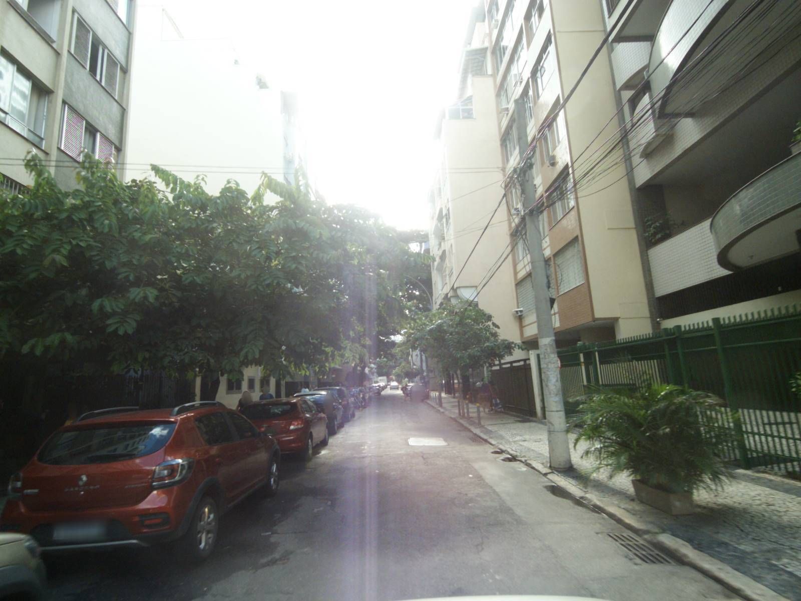 Street-level view near Edifício Delta, Catete