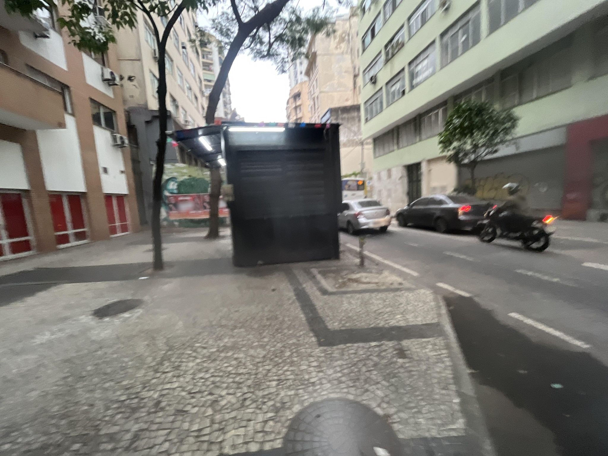 Street-level view near Edifício Denver, Centro