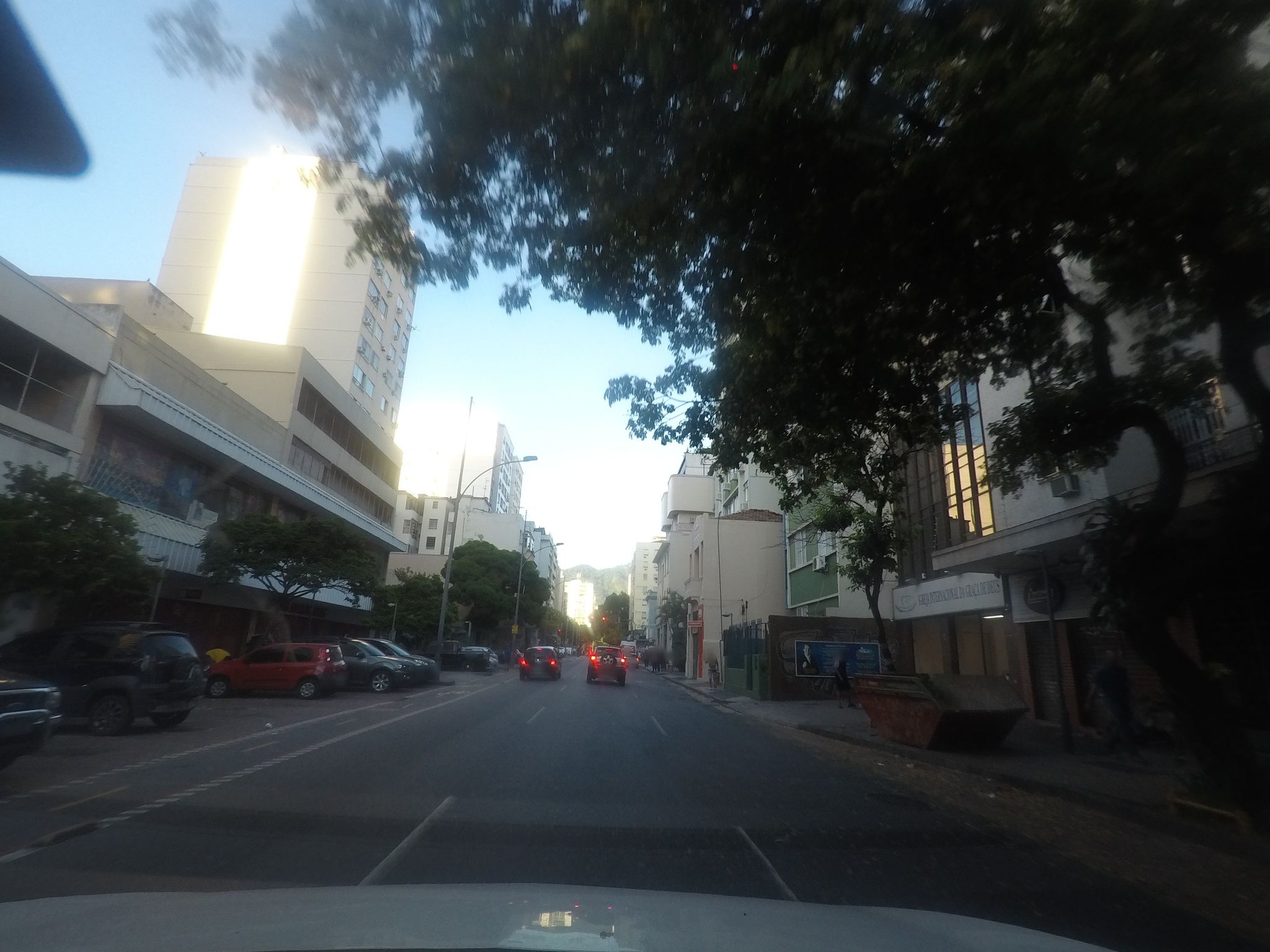 Street-level view near Edifício Descartes, Catete