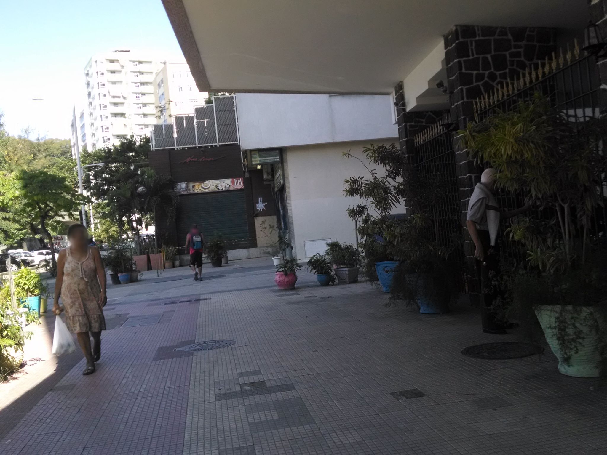 Street-level view near Edifício Desembargador Macedo Soares, Flamengo
