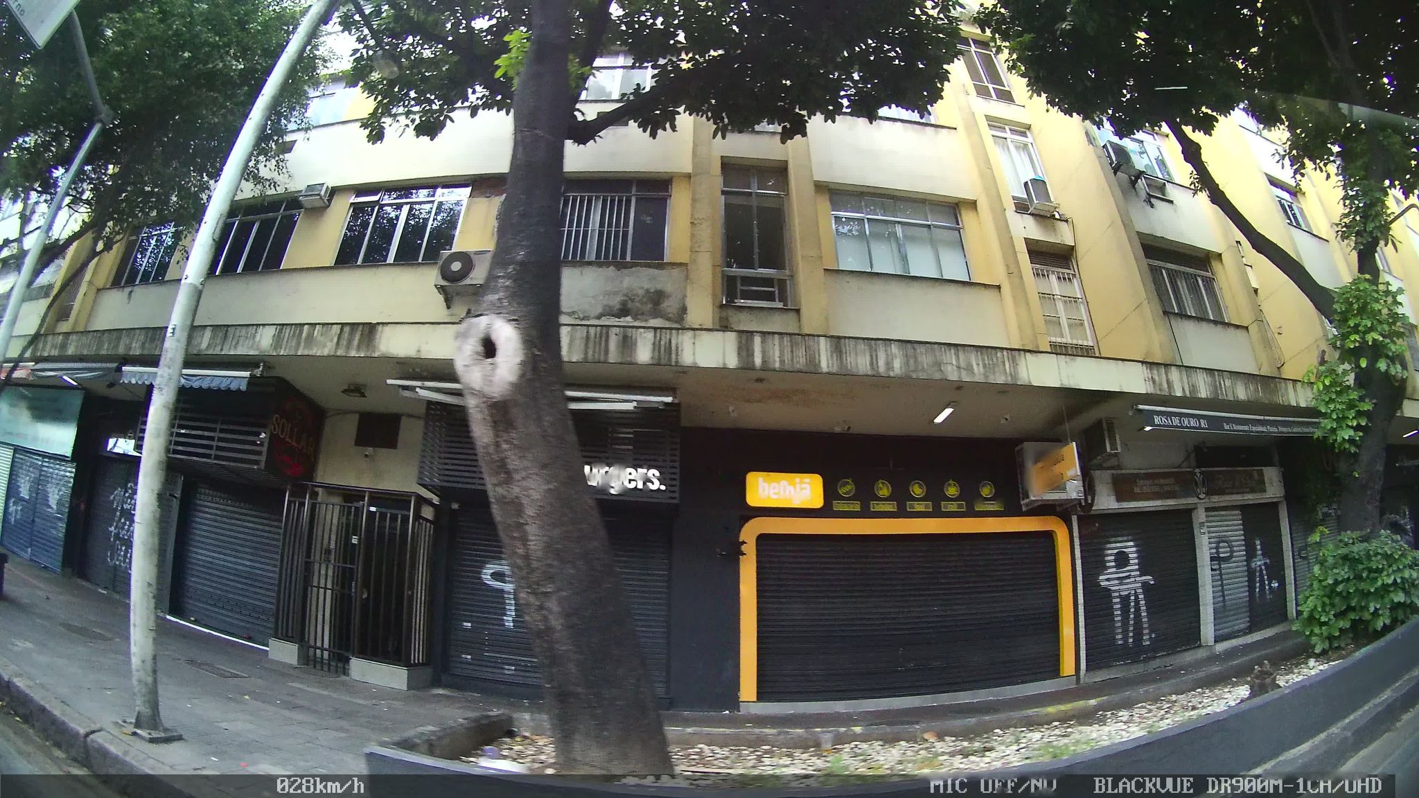 Street-level view near Edifício Desembargador Macedo Soares, Botafogo
