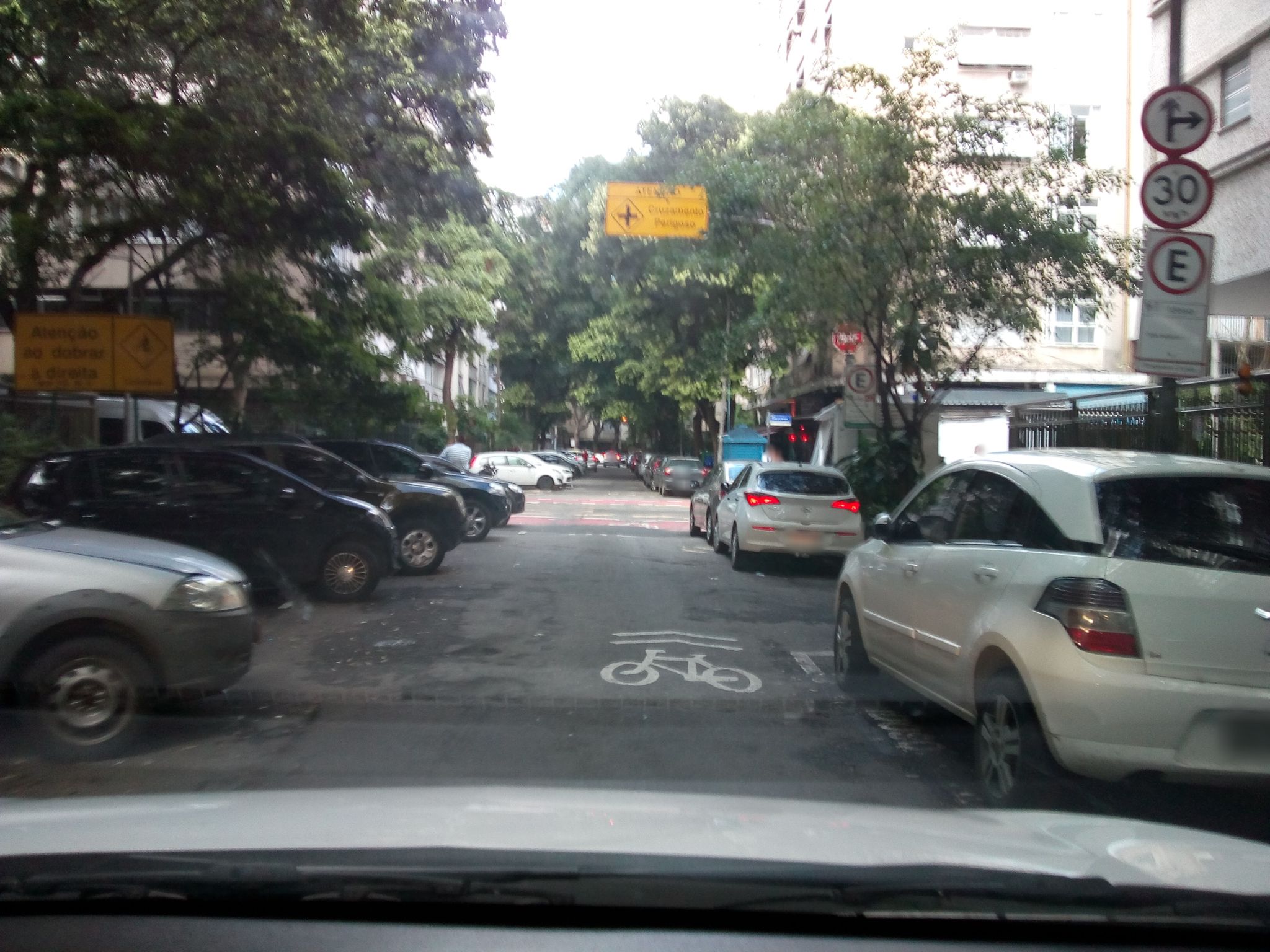 Street-level view near Edifício Diacuí, Copacabana