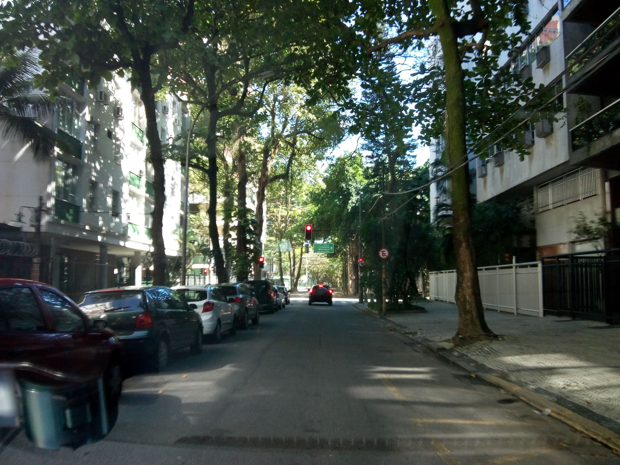 Street-level view near Edifício Diego Velasquez, Leblon