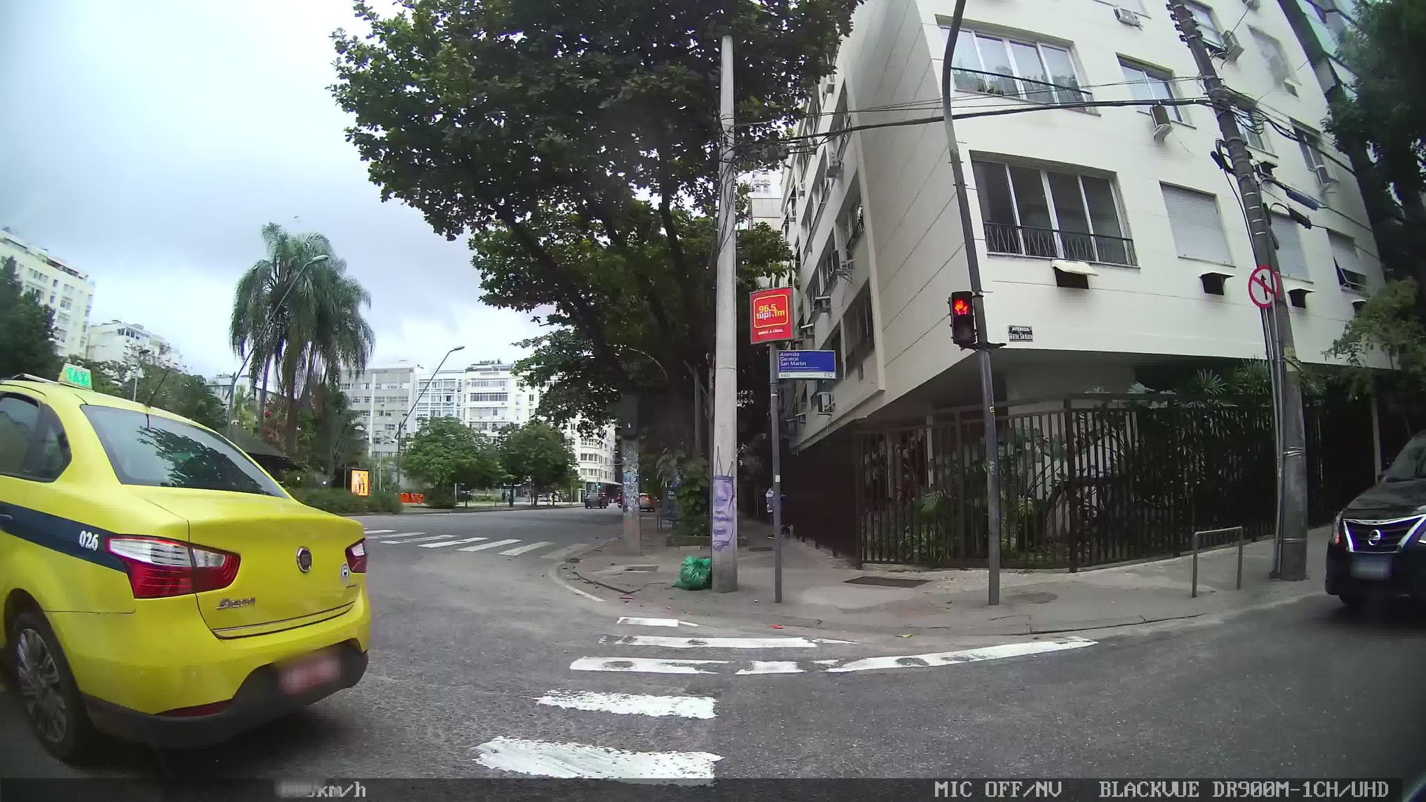Street-level view near Edifício Diogo, Leblon