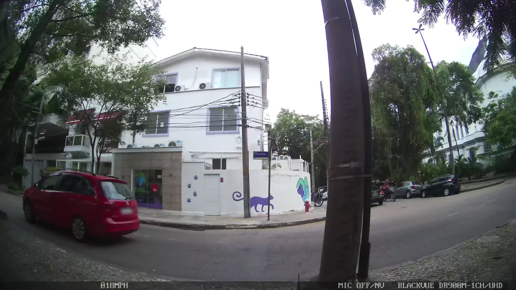 Street-level view near Edifício Dione, Ipanema