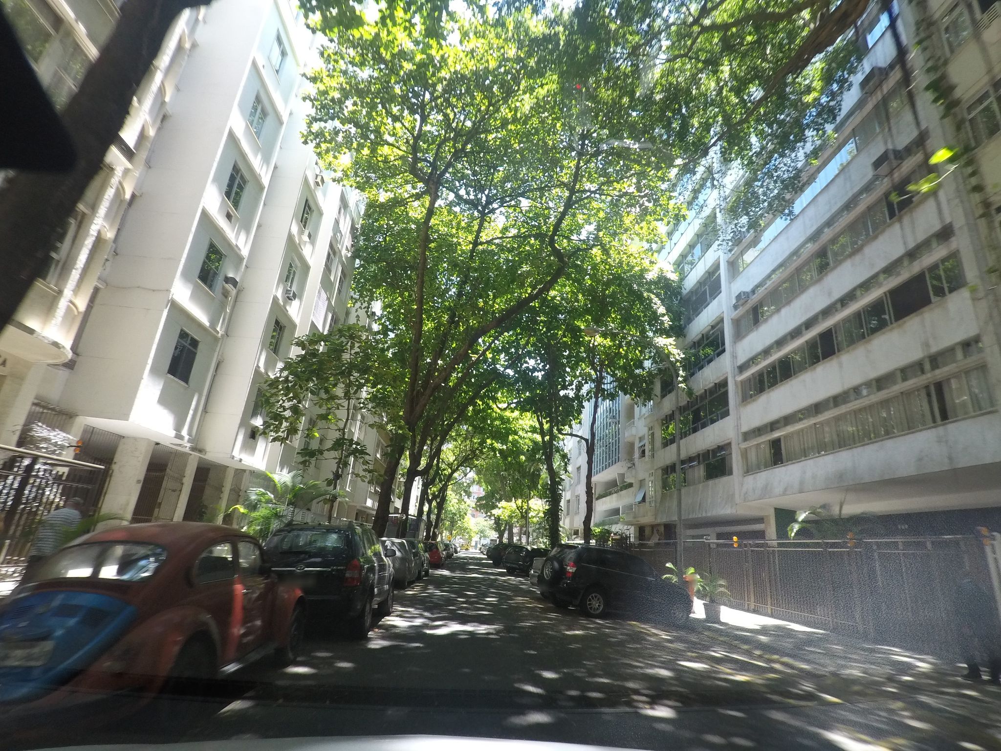Street-level view near Edifício Dior, Copacabana