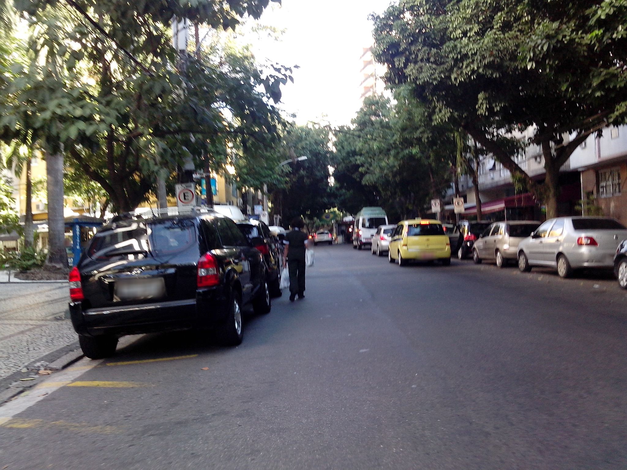 Street-level view near Edifício Doca, Leblon