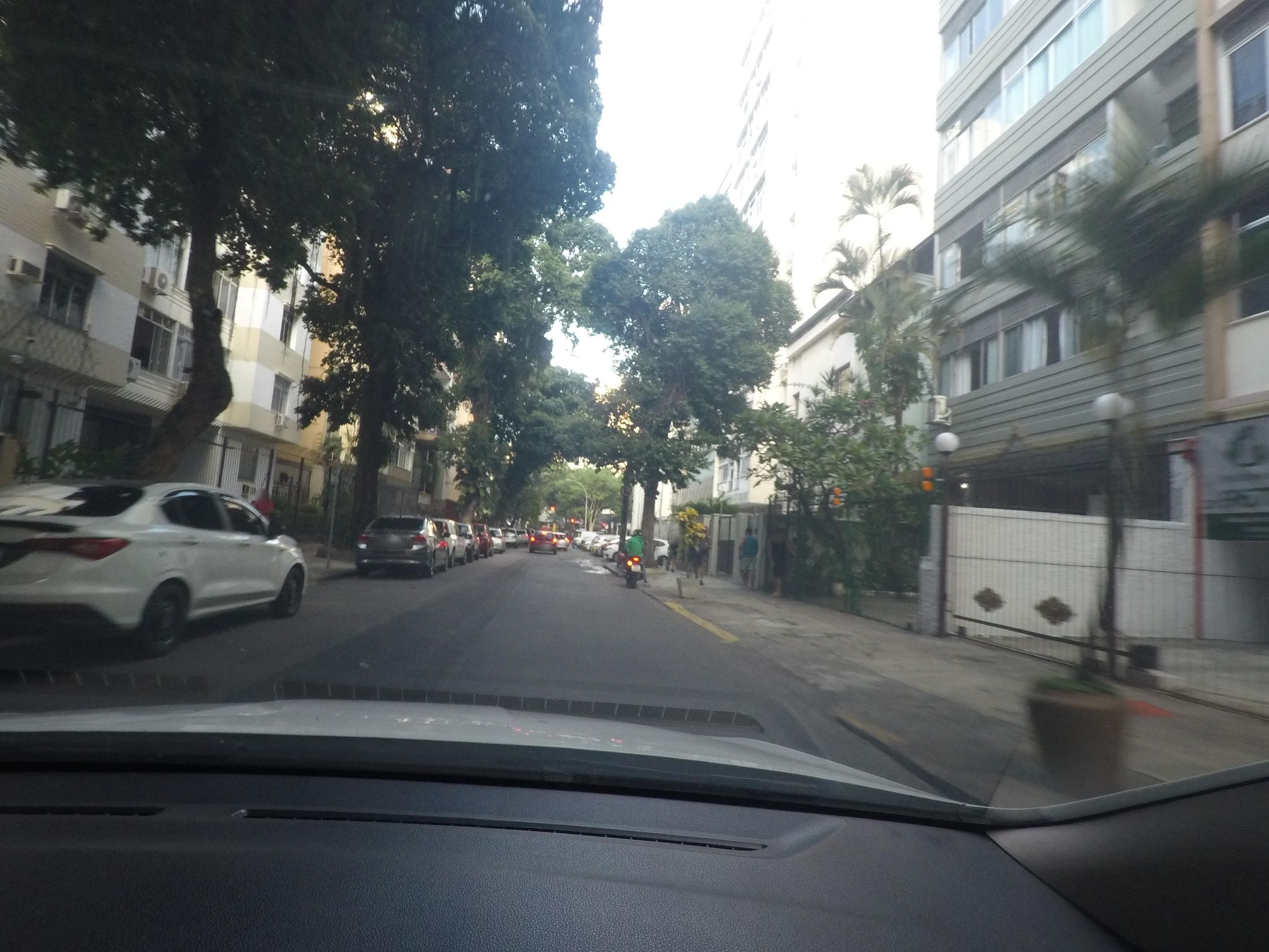 Street-level view near Edifício Dois de Dezembro, Flamengo