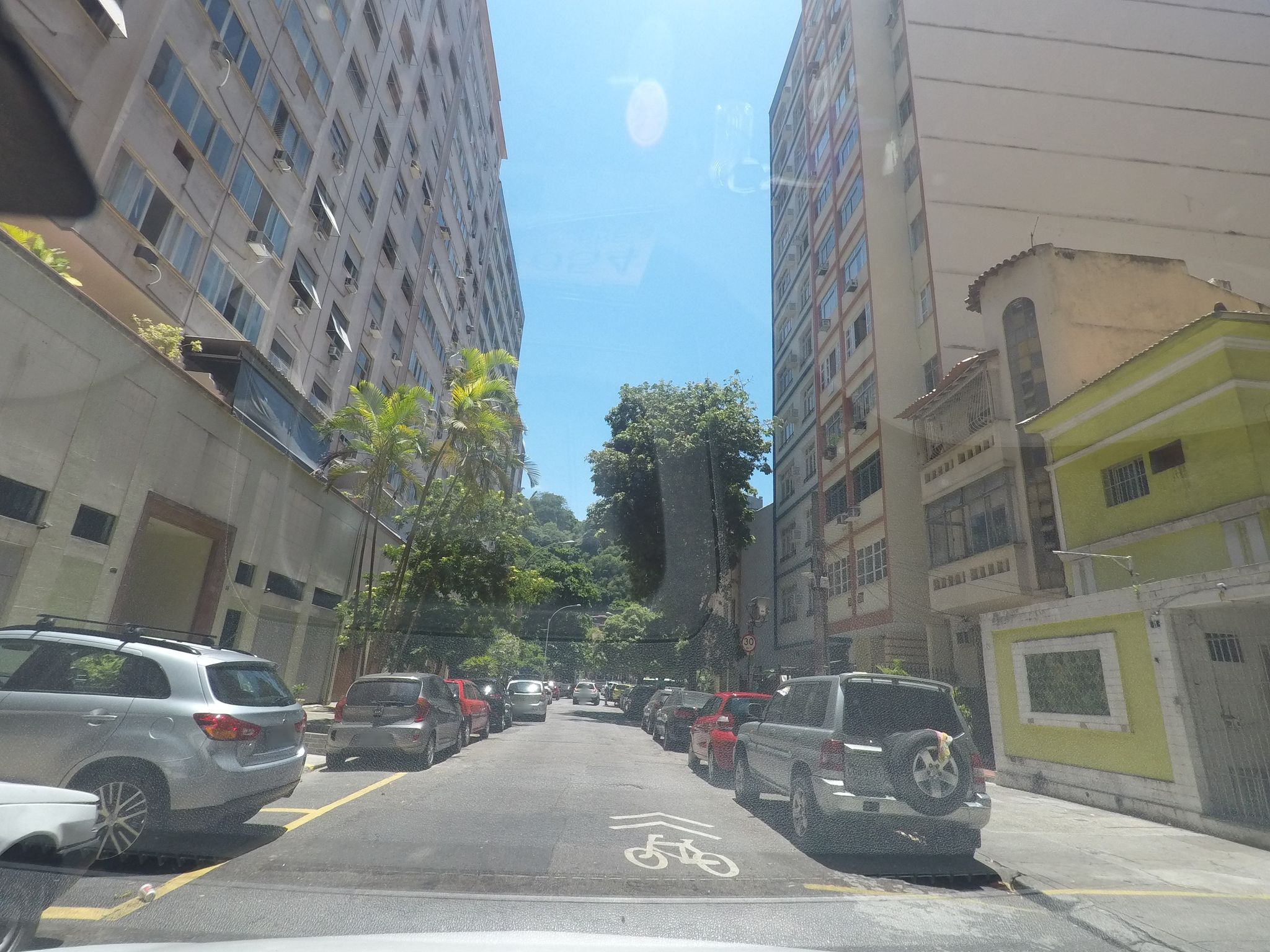Street-level view near Edifício Dois de Maio, Copacabana
