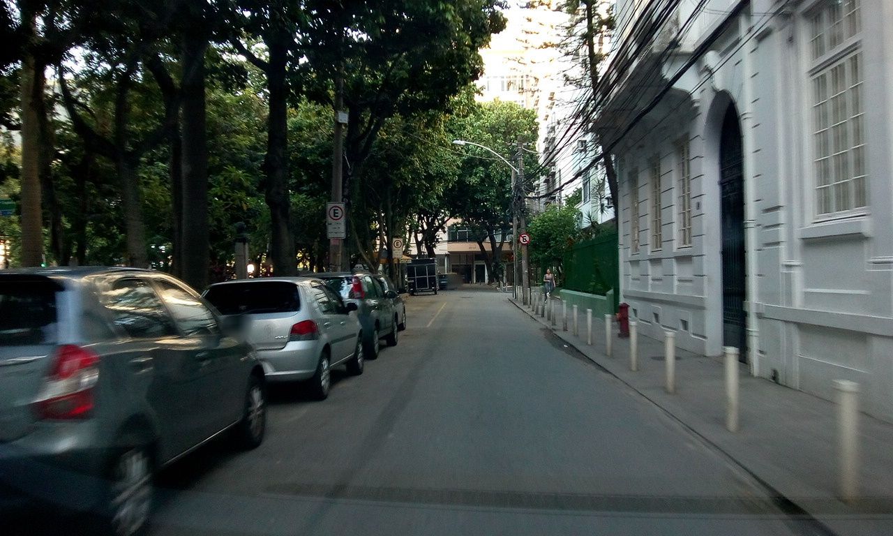 Street-level view near Edifício Dom Anibal, Botafogo