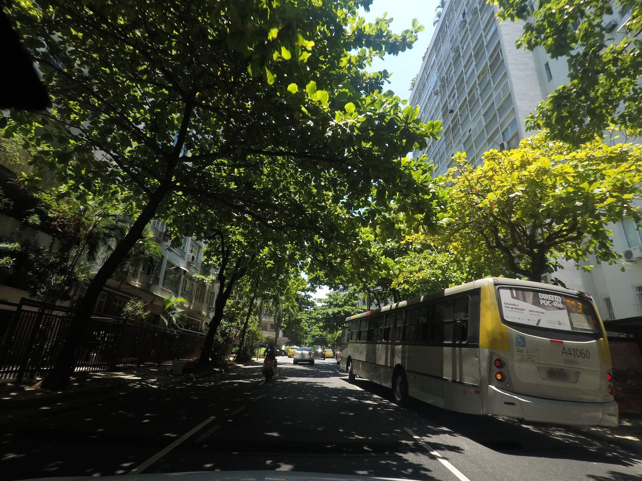 Street-level view near Edifício Dom Ávila, Copacabana