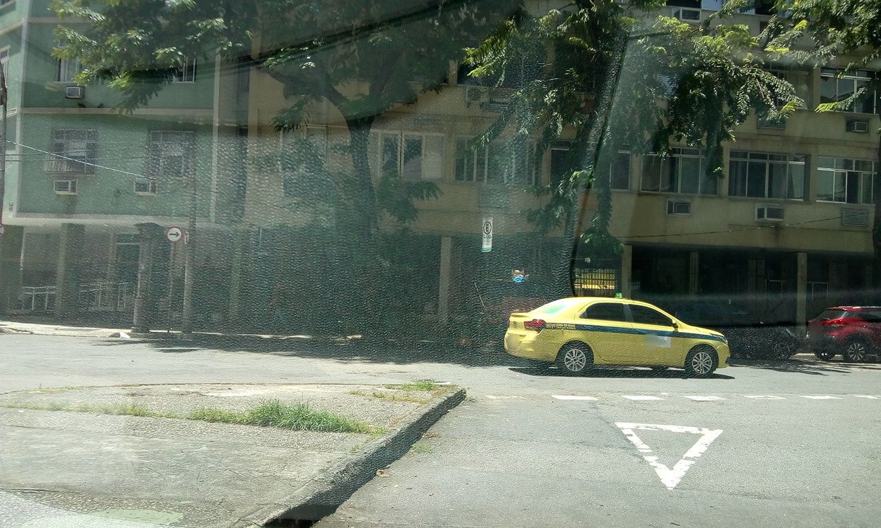 Street-level view near Edifício Dom Eduardo, Botafogo