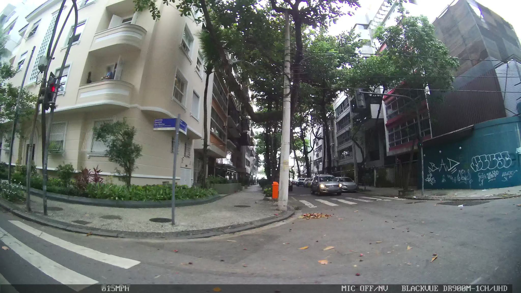 Street-level view near Edifício Dom Flávio, Leblon