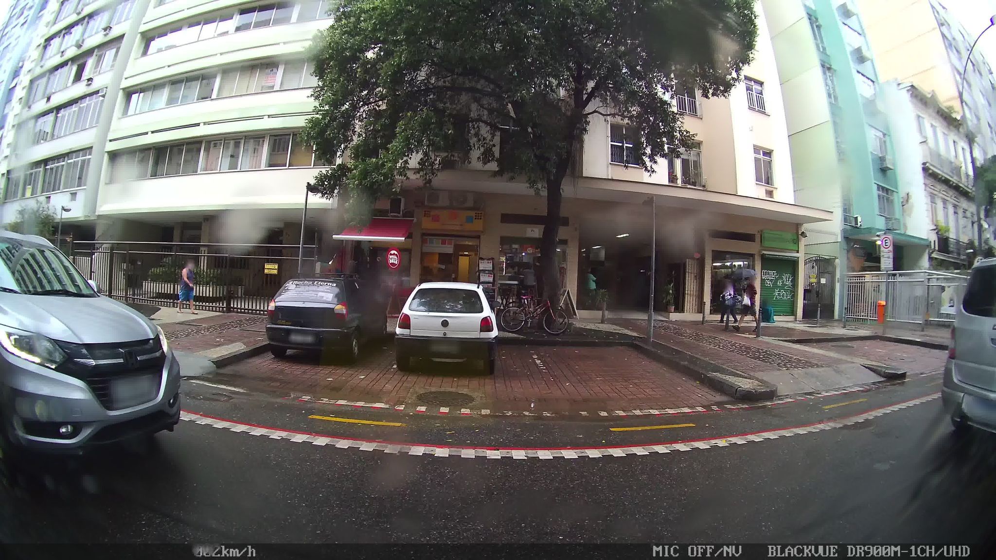 Street-level view near Edifício Dom Guilherme, Laranjeiras