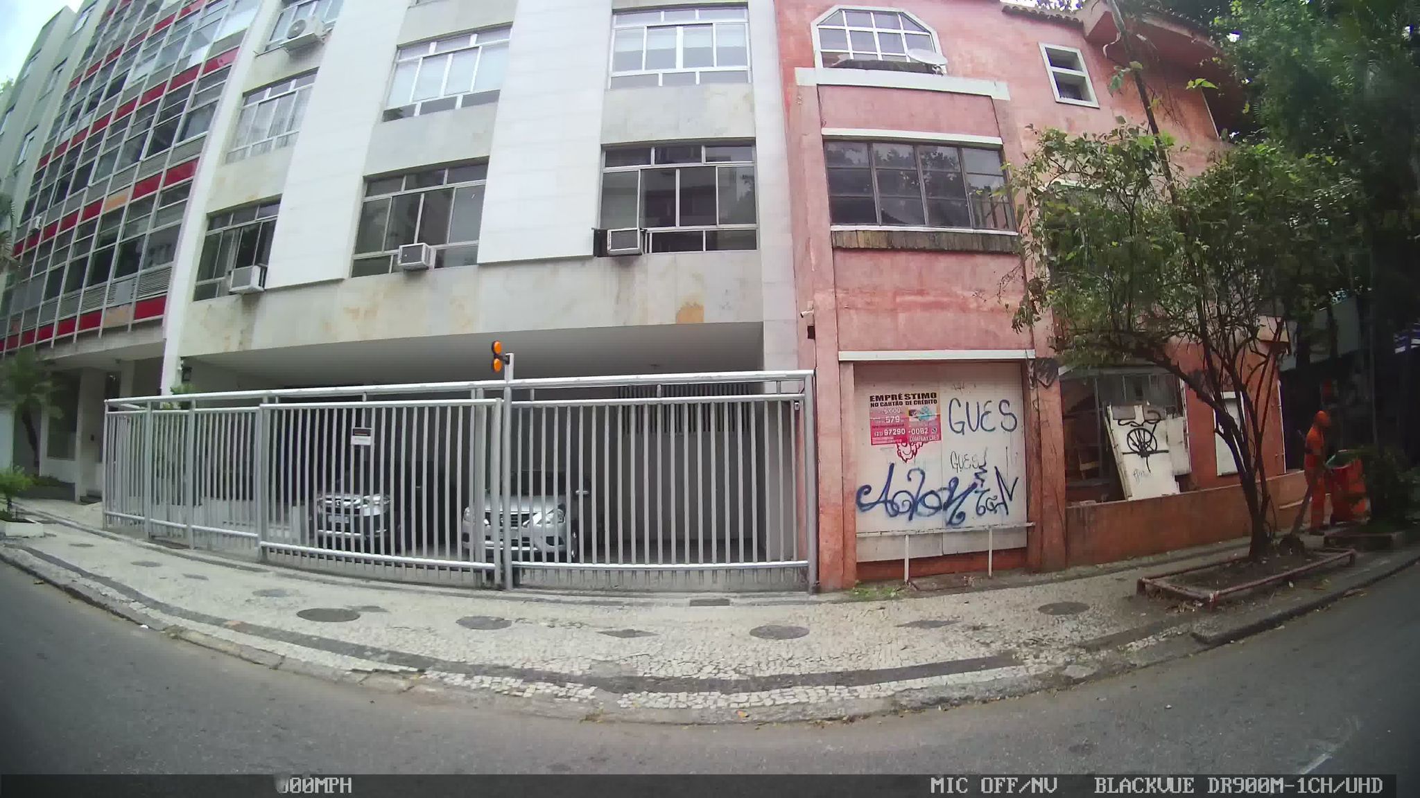 Street-level view near Edifício Dom Heitor, Ipanema