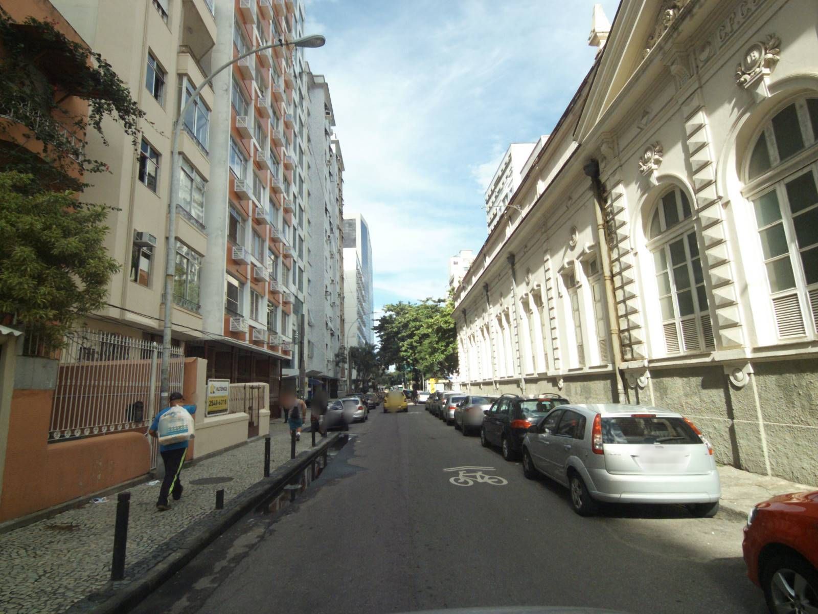 Street-level view near Edifício Dom Leopoldo, Flamengo