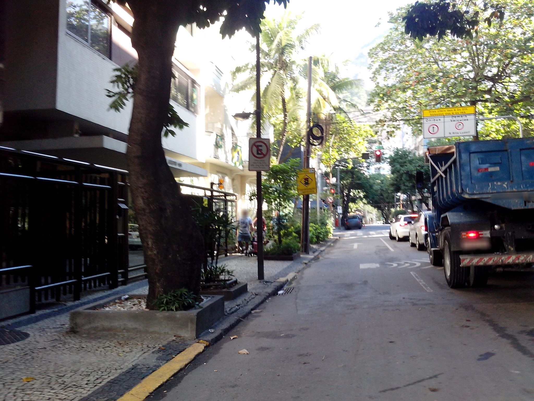Street-level view near Edifício Dom Mareo, Leblon