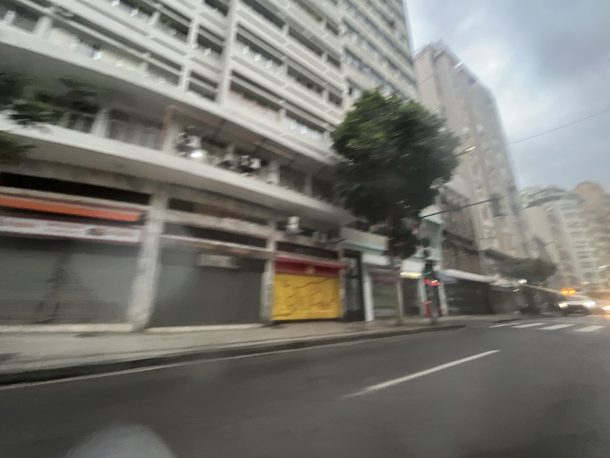 Street-level view near Edifício Dom Pedro I, Centro