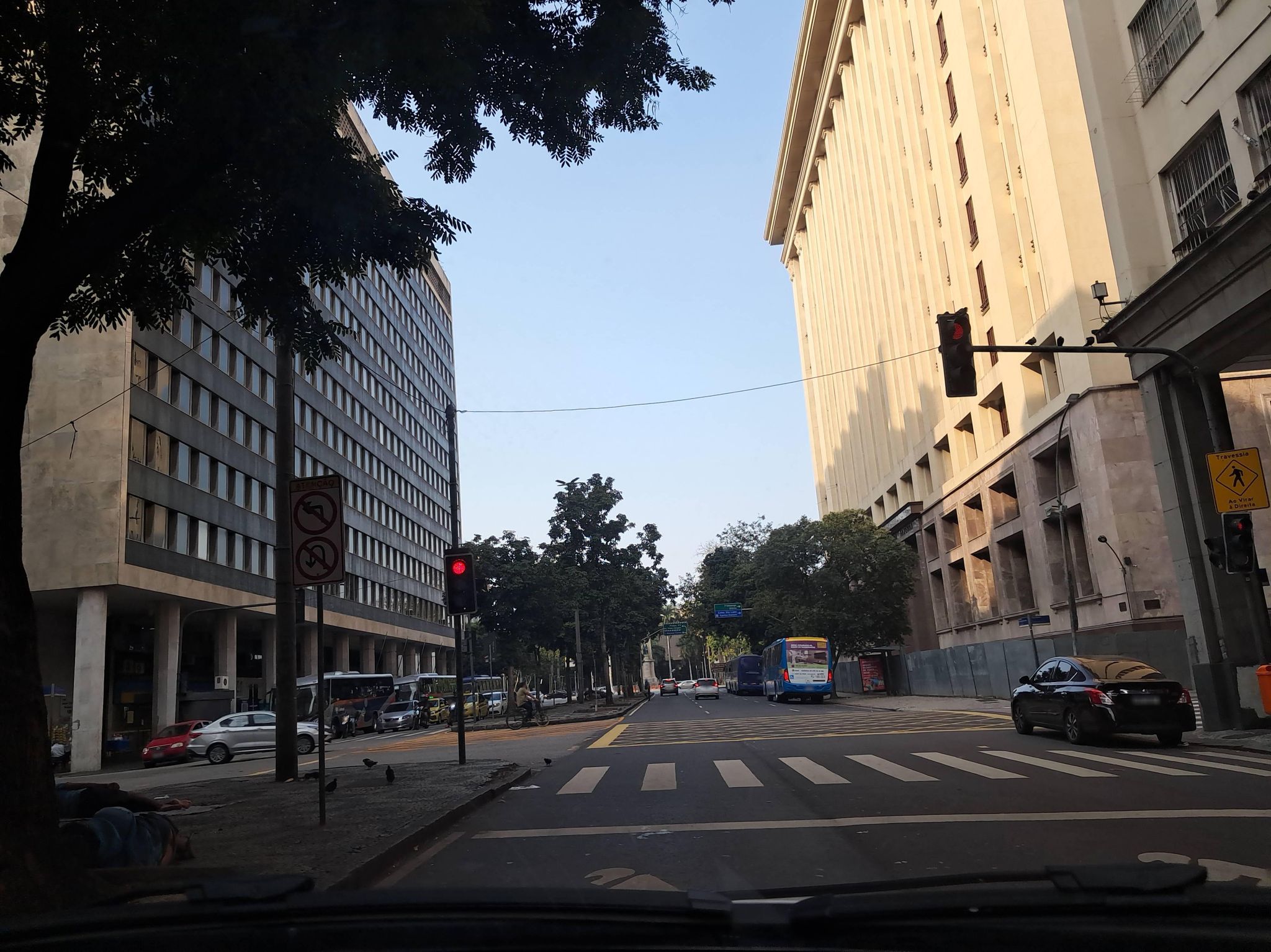 Street-level view near Edifício Dom Pedro II, Centro