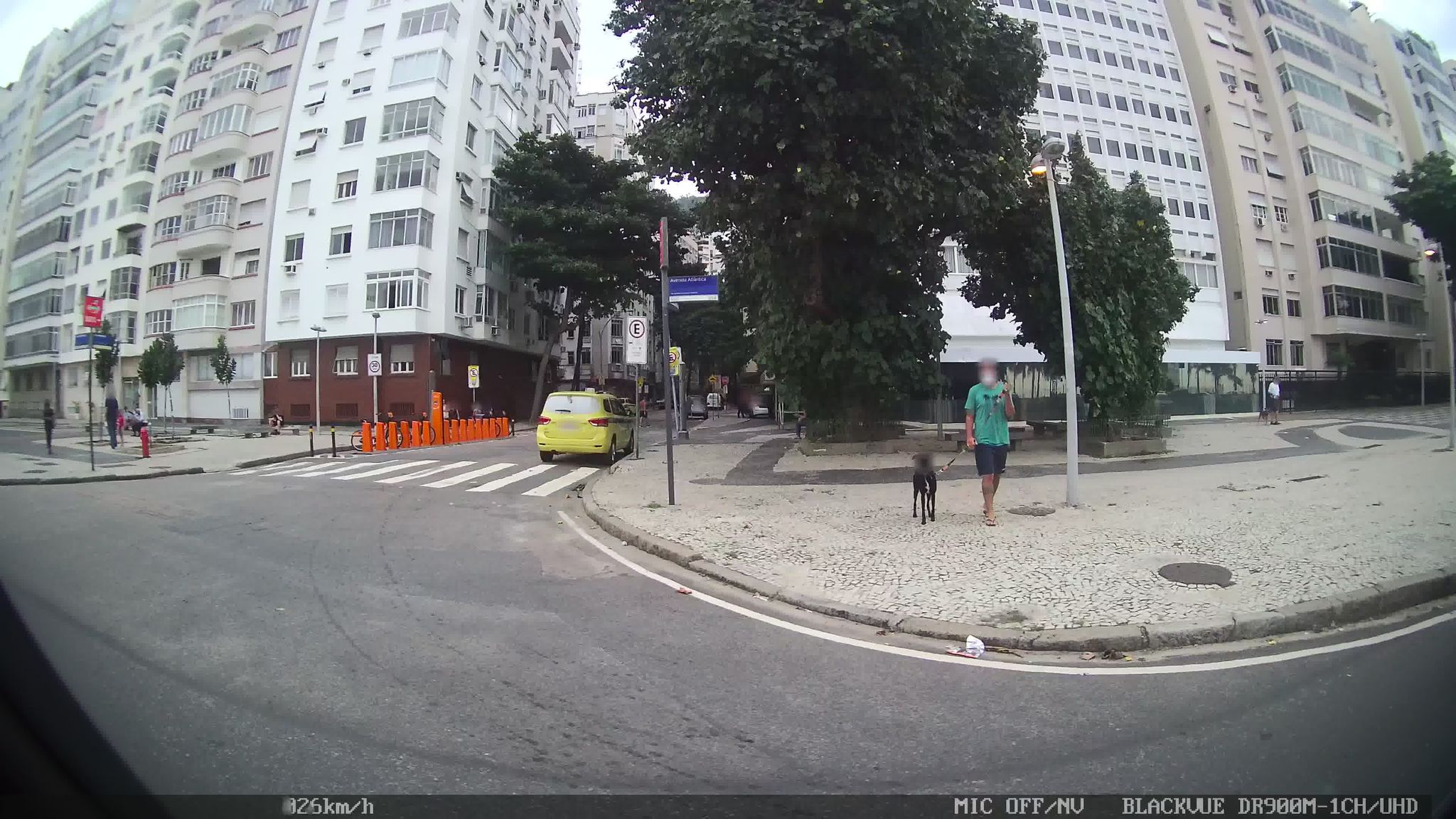 Street-level view near Edíficio Dom, Copacabana