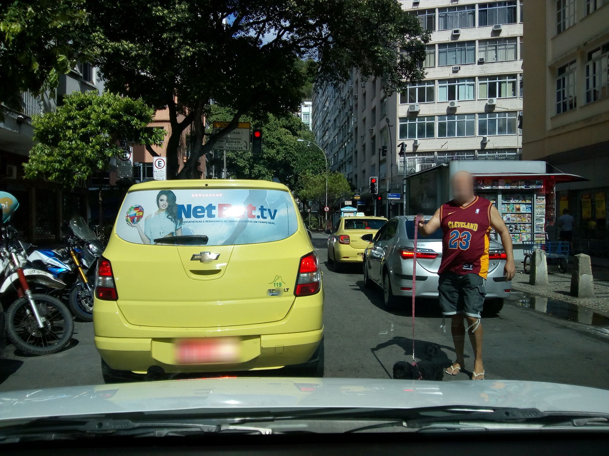 Street-level view near Edifício Domingos da Silva, Copacabana