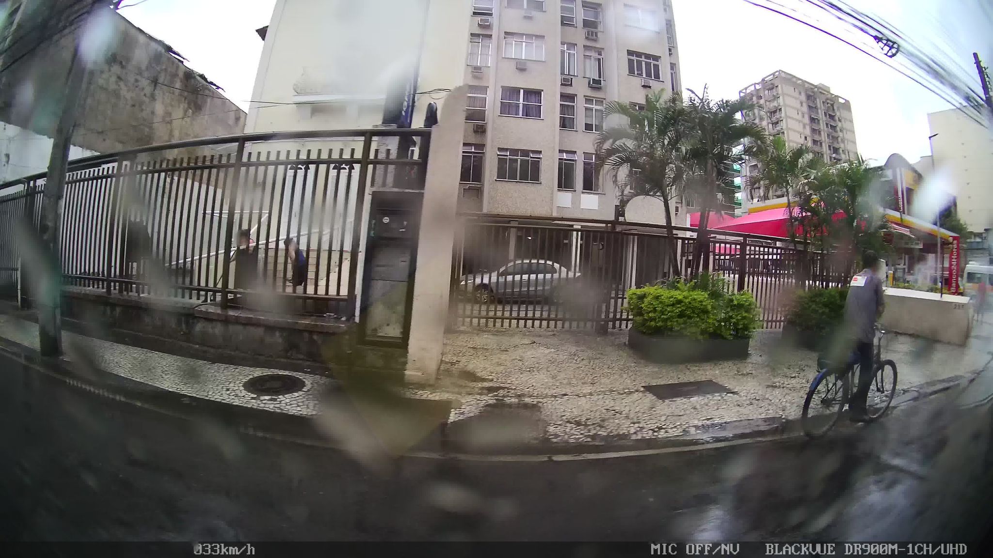 Street-level view near Edifício Dona Estela L. de Moura, Botafogo