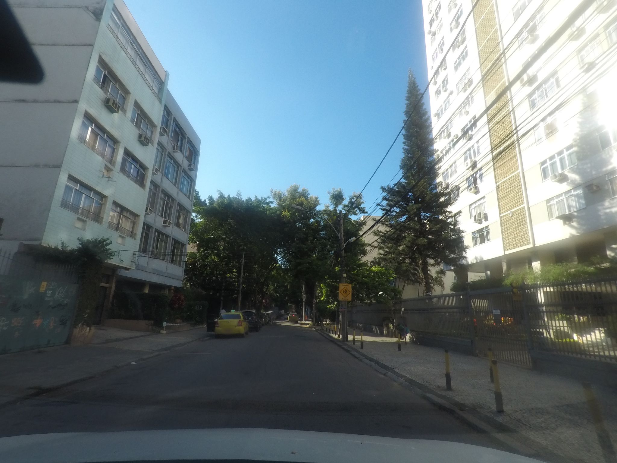 Street-level view near Edifício Dona Estrela L. do Moura, Botafogo