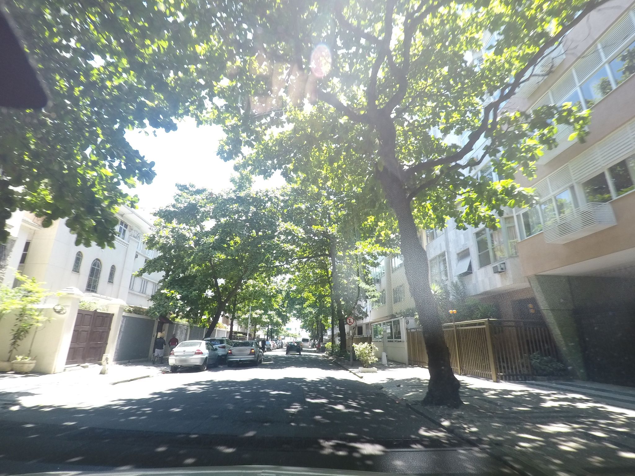 Street-level view near Edifício Dona Flora, Copacabana