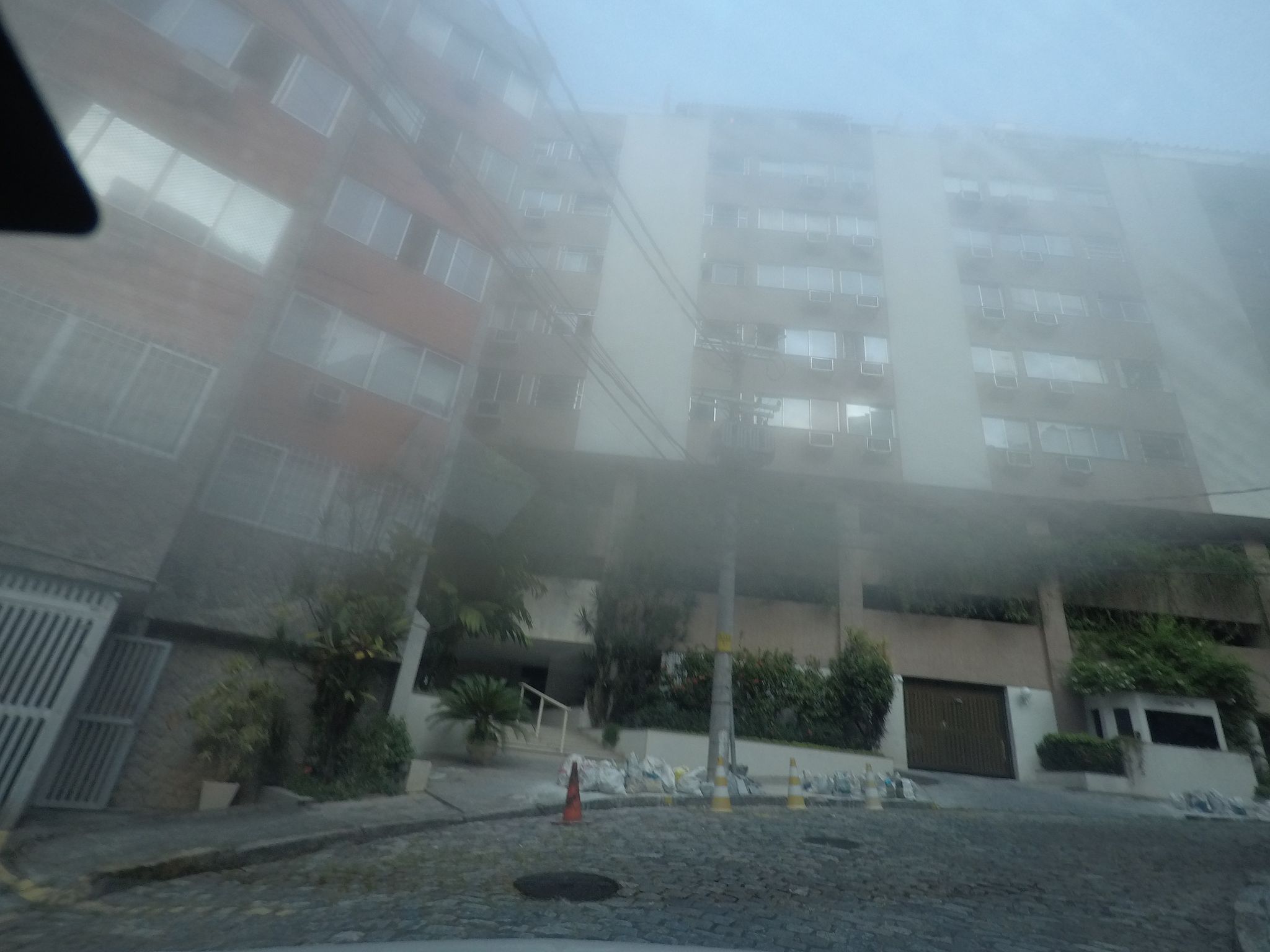 Street-level view near Edifício Dona Frieda, Lagoa