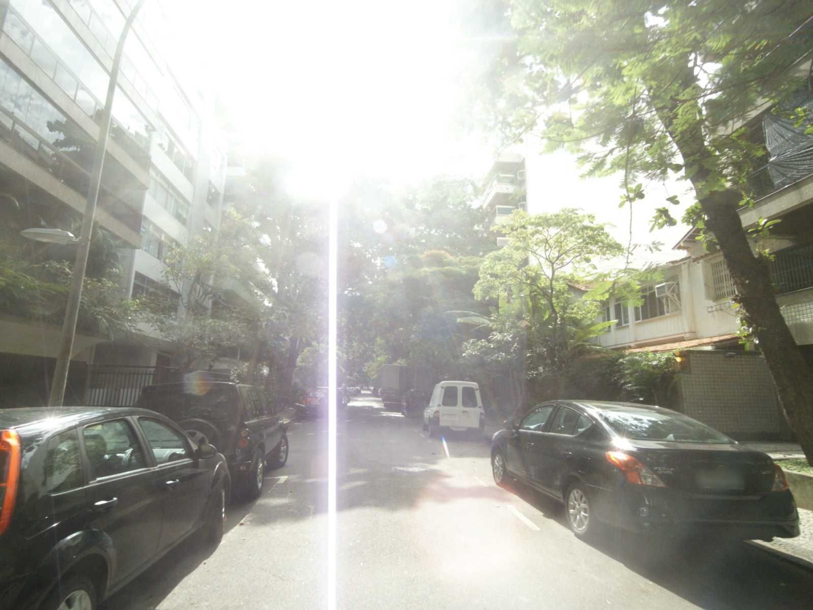 Street-level view near Edifício Dona Jamila, Ipanema