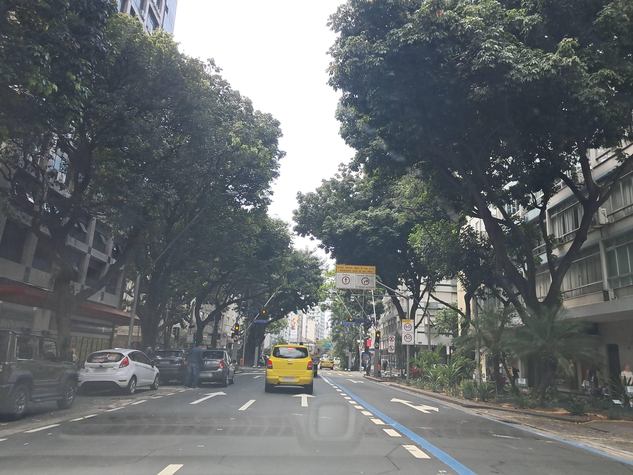 Street-level view near Edifício Dona Niná, Leblon