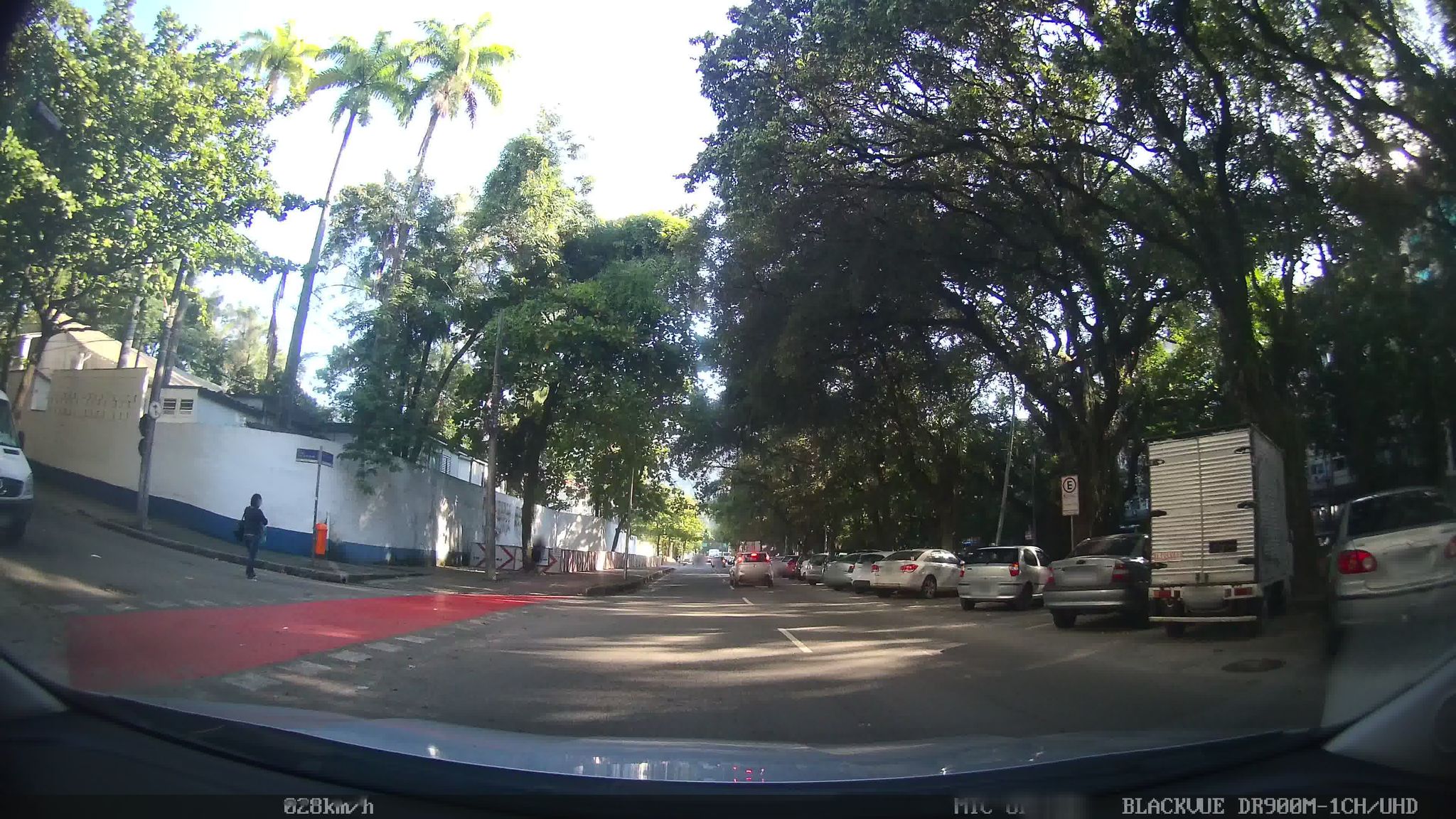 Street-level view near Edifício Doral, Leblon
