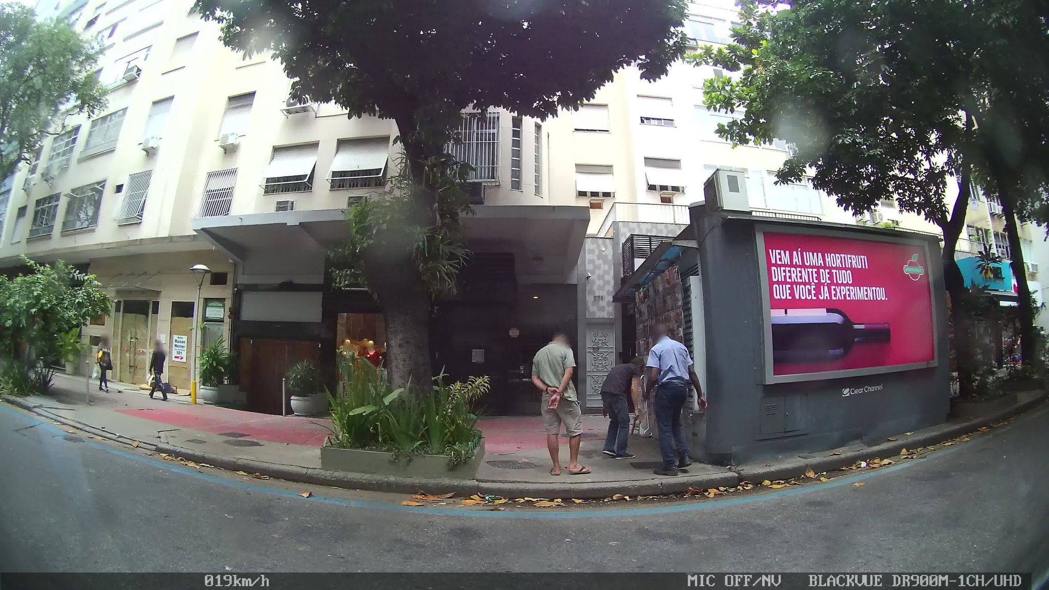 Street-level view near Edifício Dourado, Ipanema